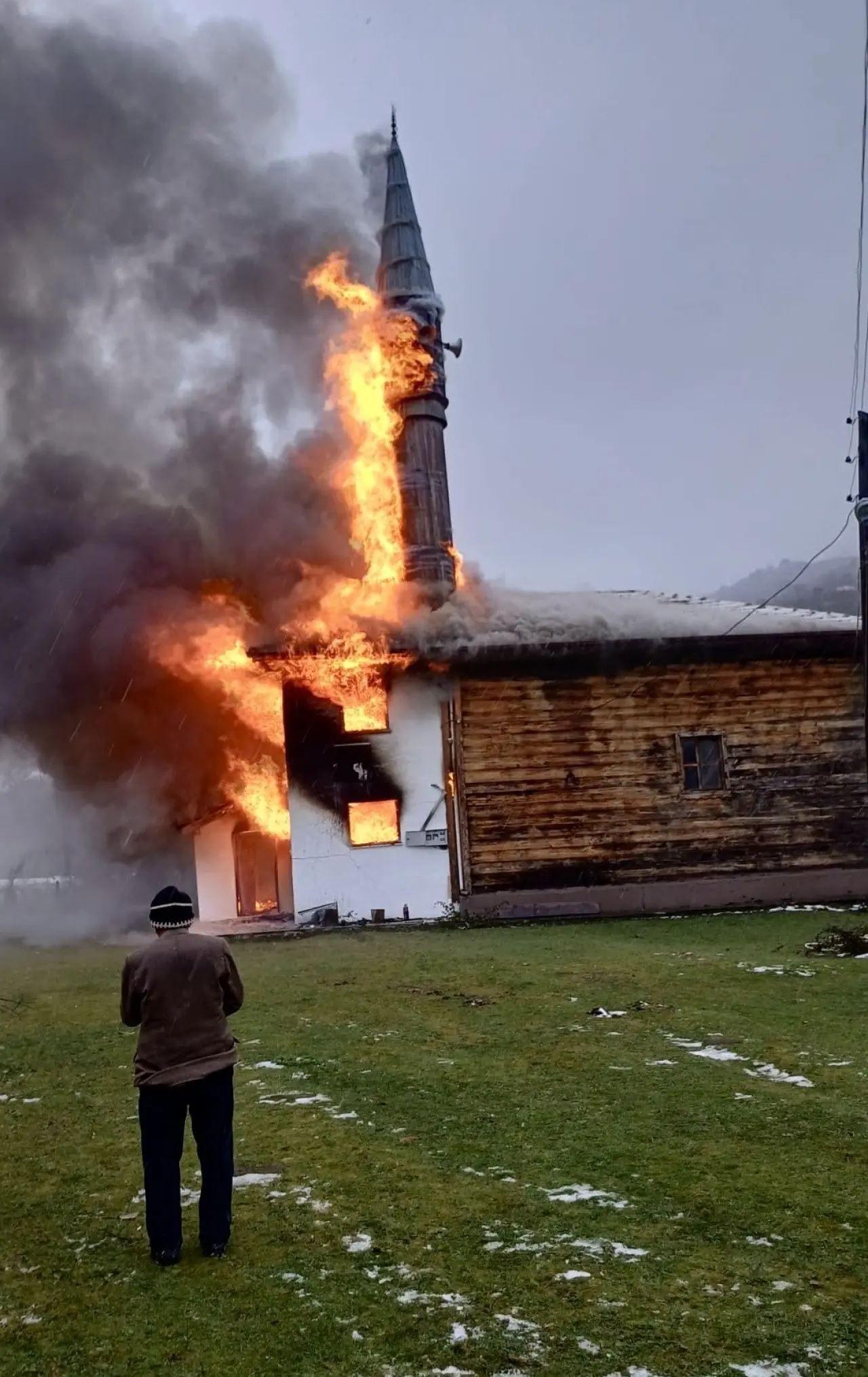 Karabük'te cuma namazı sırasında yangın! 450 yıllık tarihi cami kül oldu 1
