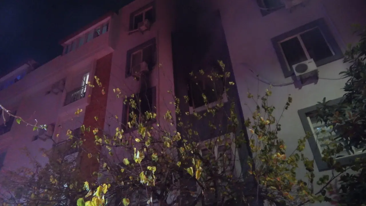 Antalya’da korku dolu anlar! 5 katlı apartmanda alevler yükseldi 1