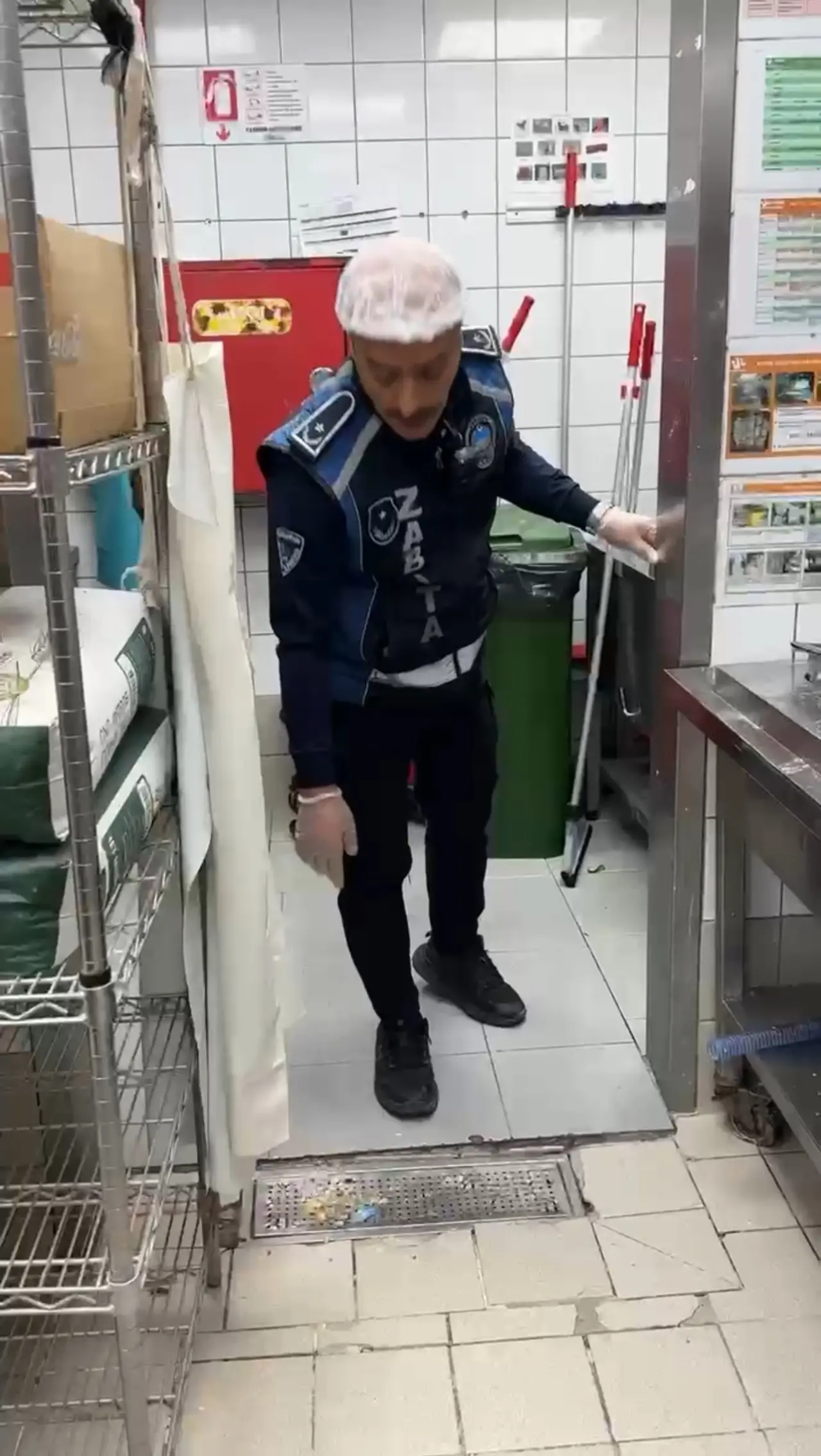 AVM restoranında hijyen skandalı! Böcek yuvası böyle kaydedildi 7