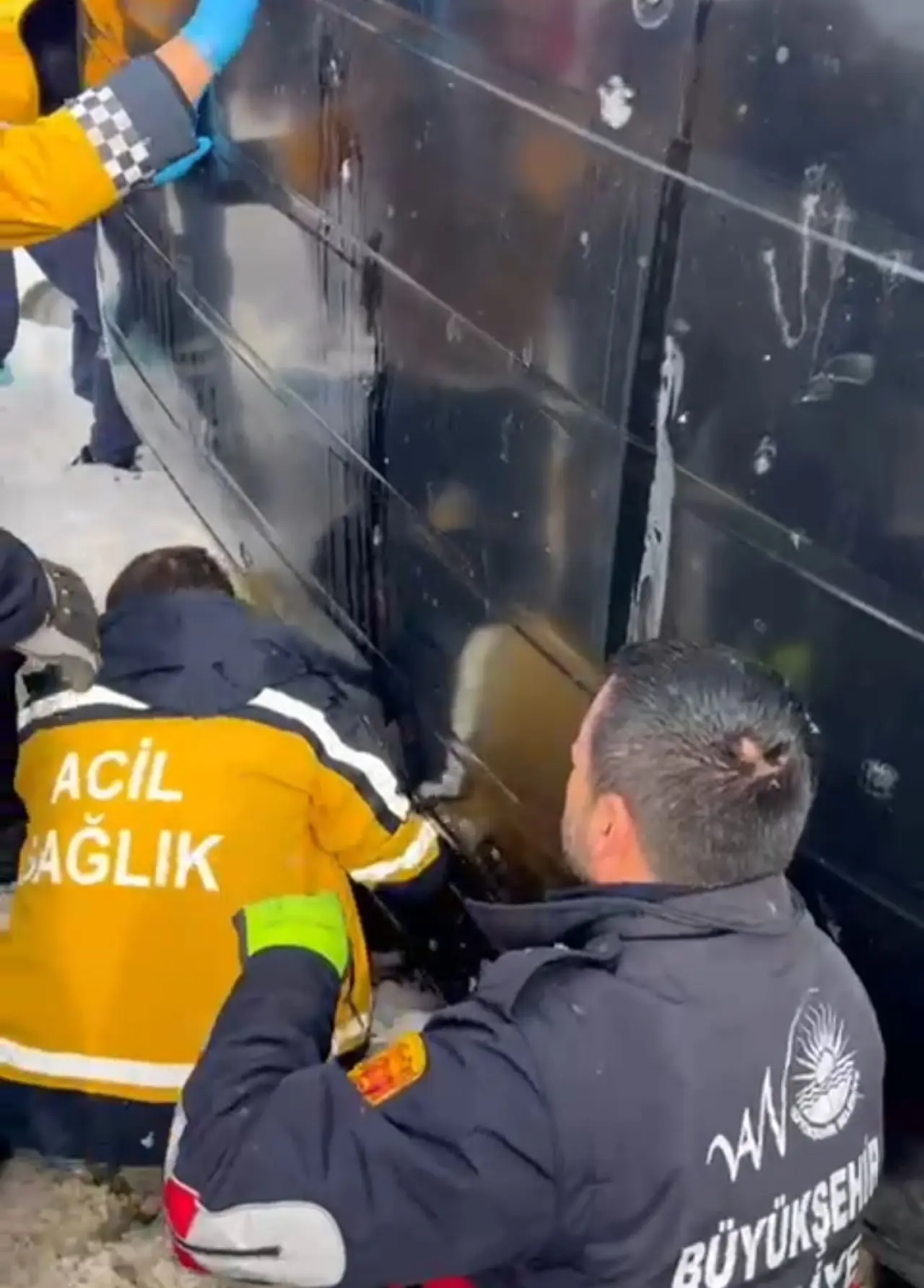 Van’de can pazarı! Takla atan minibüs ölüm getirdi 3