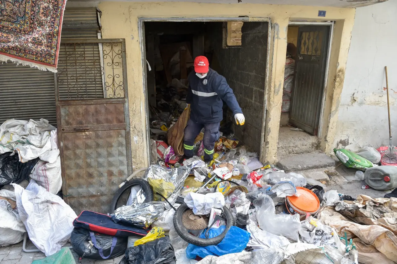 Adana'da kötü koku ihbarı sonrası şok manzara! Evden 1 kamyon çöp çıktı 3