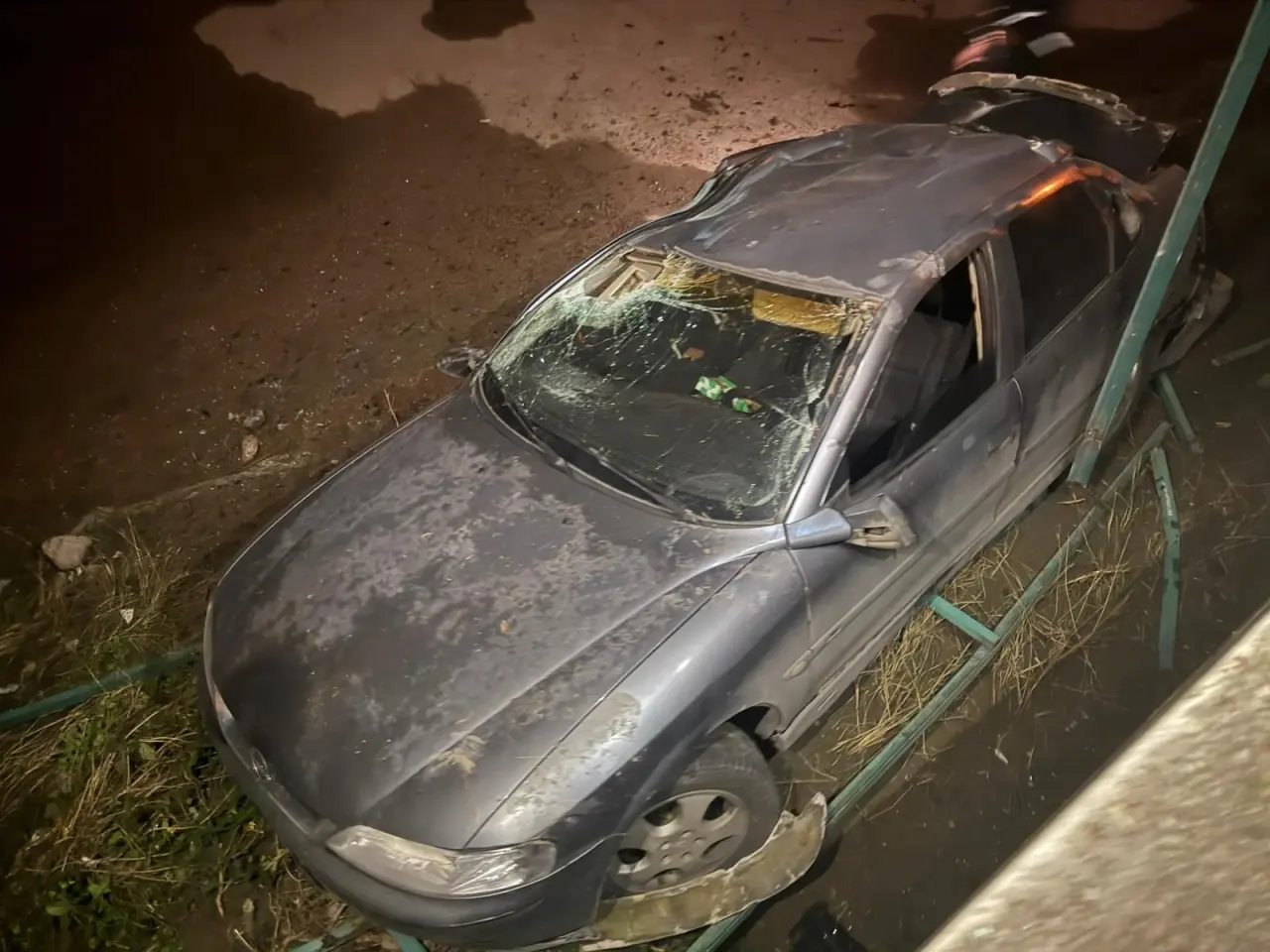 Direksiyon başında kabus! Kontrolden çıkan otomobil su kanalına uçtu 2