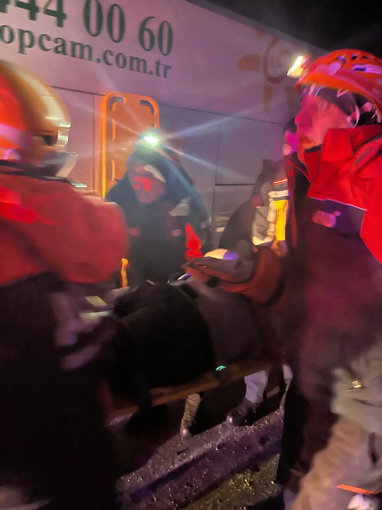 Sivas-Kayseri yolunda feci kaza! Kamyon devrildi, otobüs çarptı 8 kişi yaralandı 6