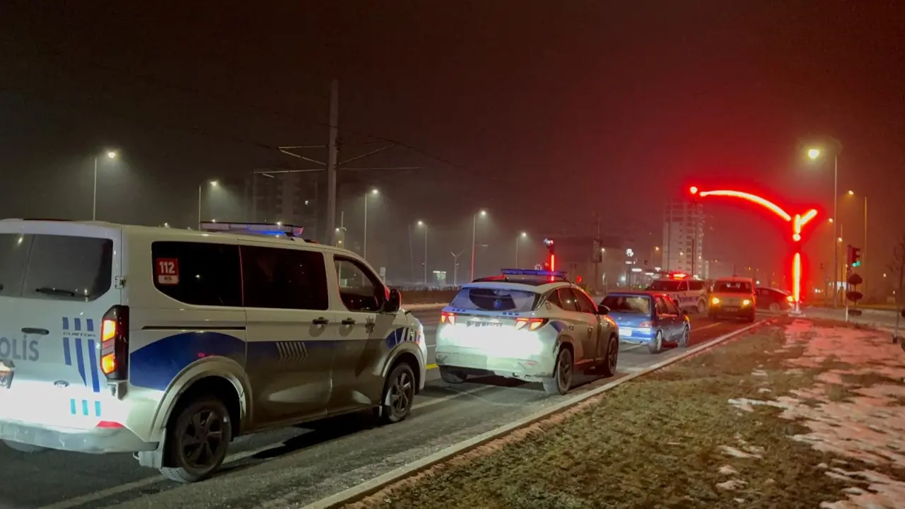 Polise çarpıp kaçtı, merak edip geri döndü! Gerçek alkol kontrolünde ortaya çıktı 5