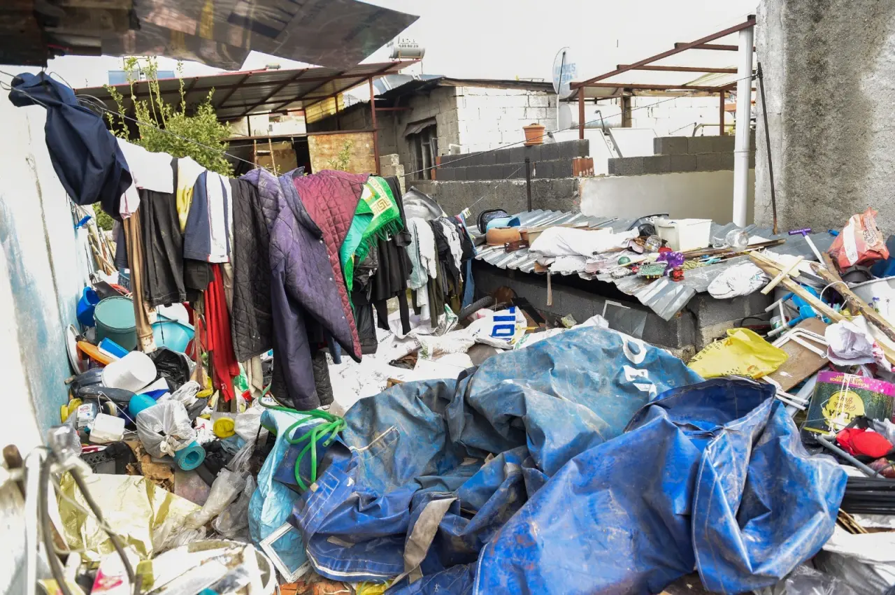 Adana'da kötü koku ihbarı sonrası şok manzara! Evden 1 kamyon çöp çıktı 4