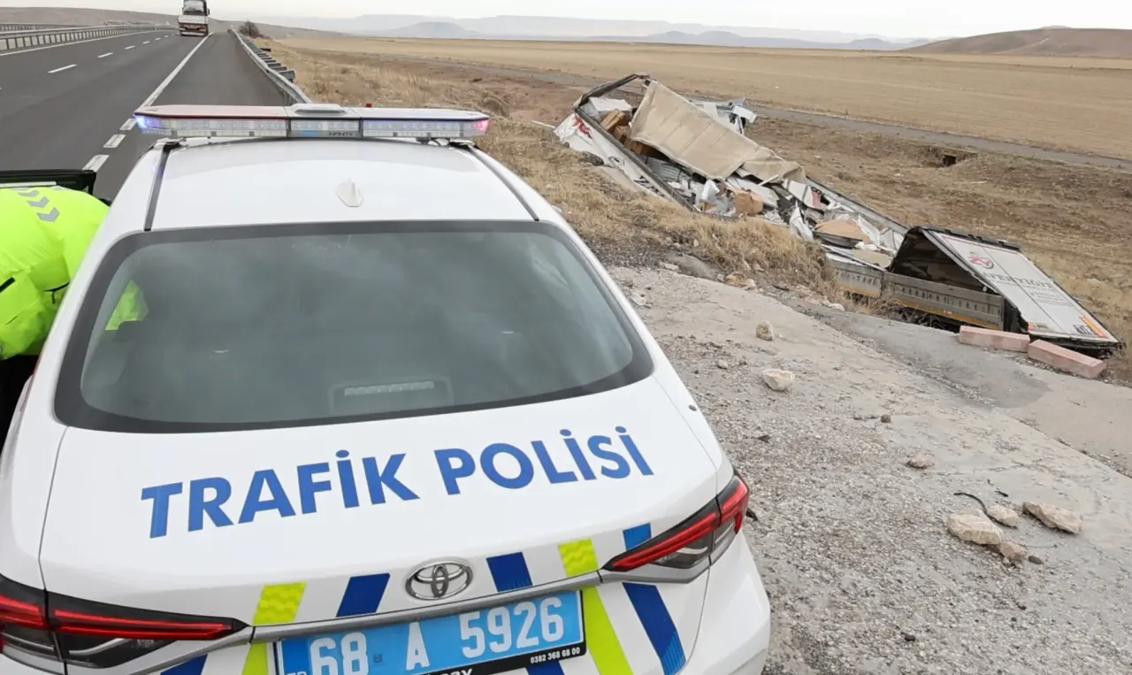 Aksaray’da demir yüklü tır şarampole uçtu! Sürücü ağır yaralı 4