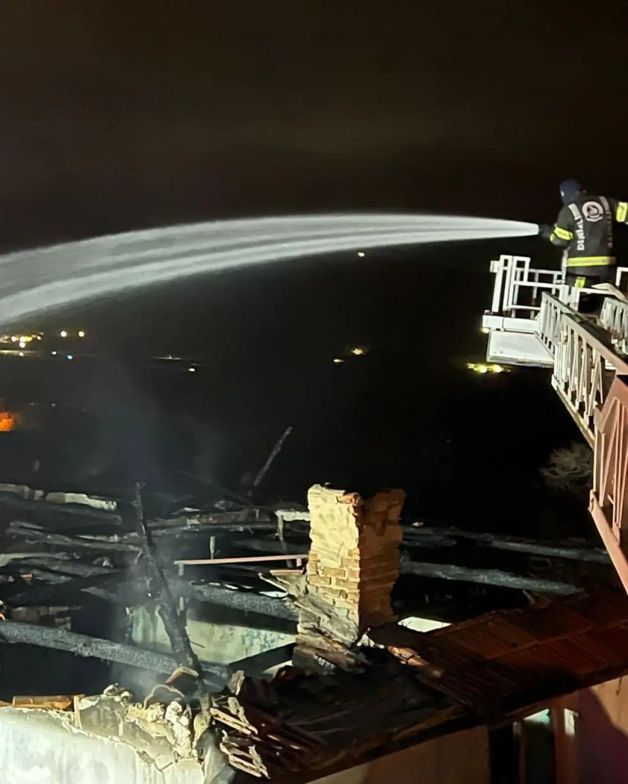 Sarayköy'de alevler geceyi aydınlattı! İş yeri küle döndü 3