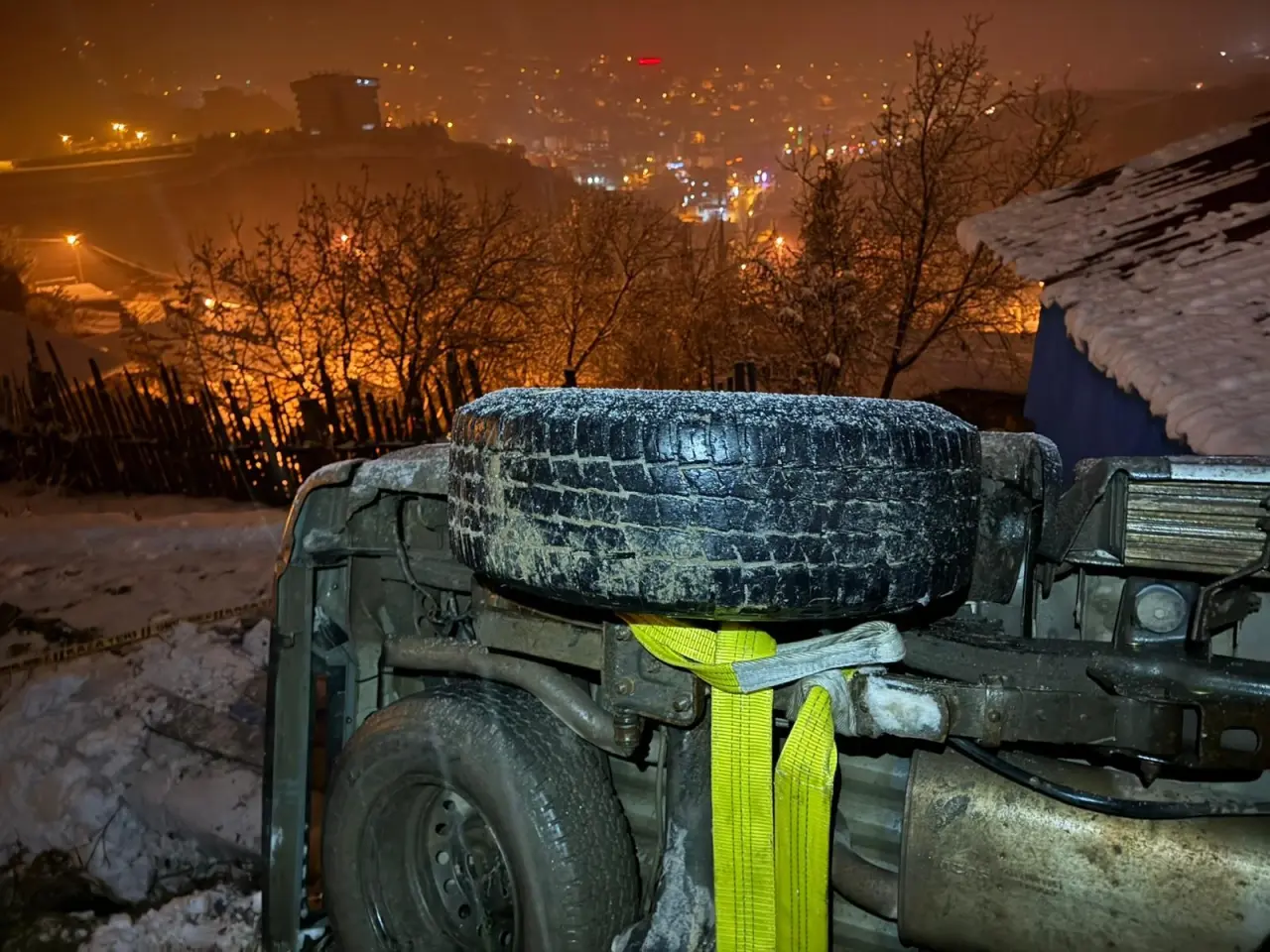Buzlu yolda kontrolden çıktı, evin üstüne uçtu! 1 ölü, 1 yaralı 4