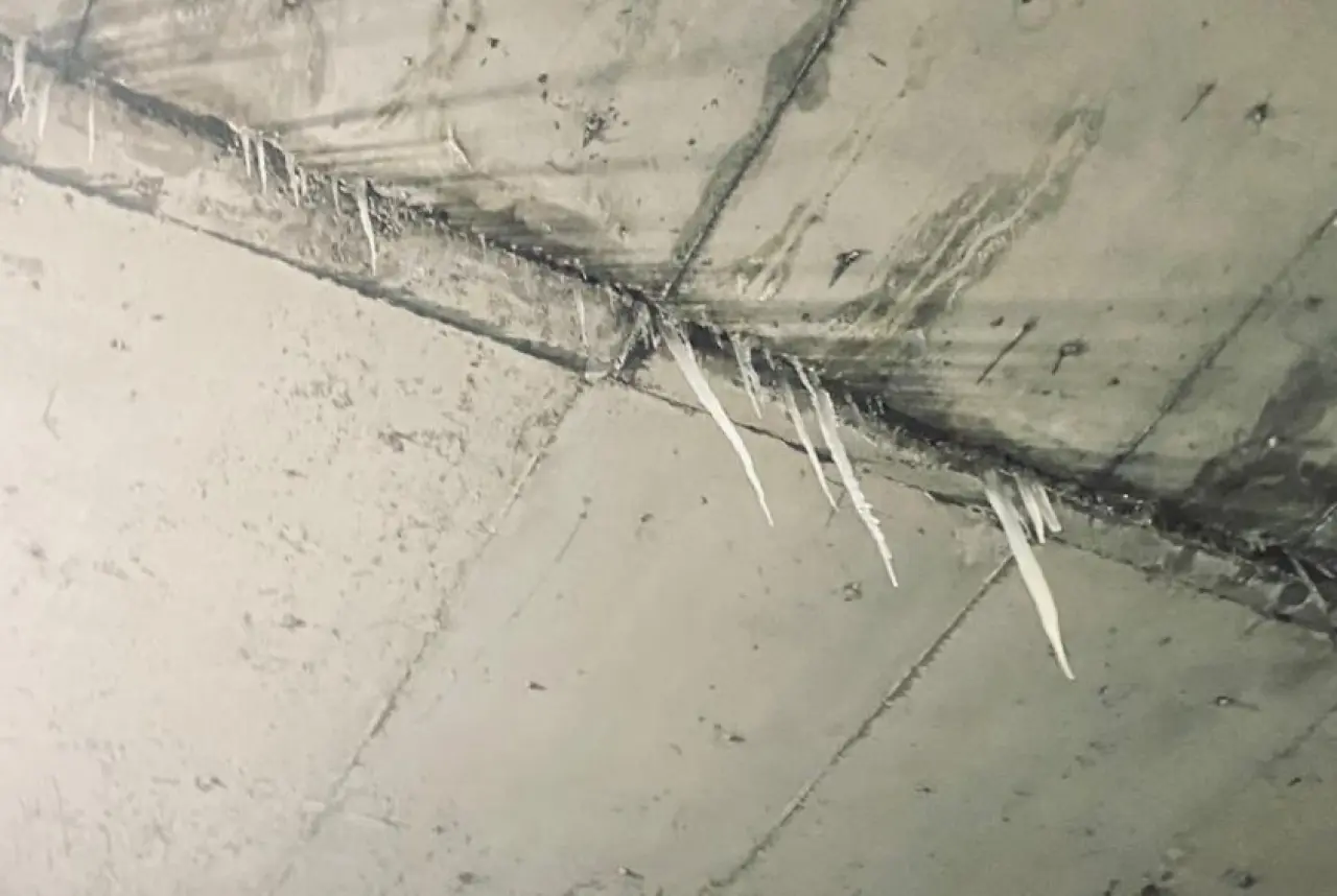 Eskişehir’de alt geçitte tehlike! Buz sarkıtı aracın camını kırdı 2