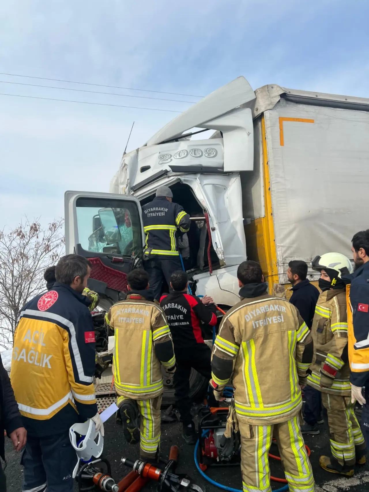 Diyarbakır Bulvarı’nda korkunç kaza! Tır arkadan çarptı, sürücü araçta sıkıştı 2