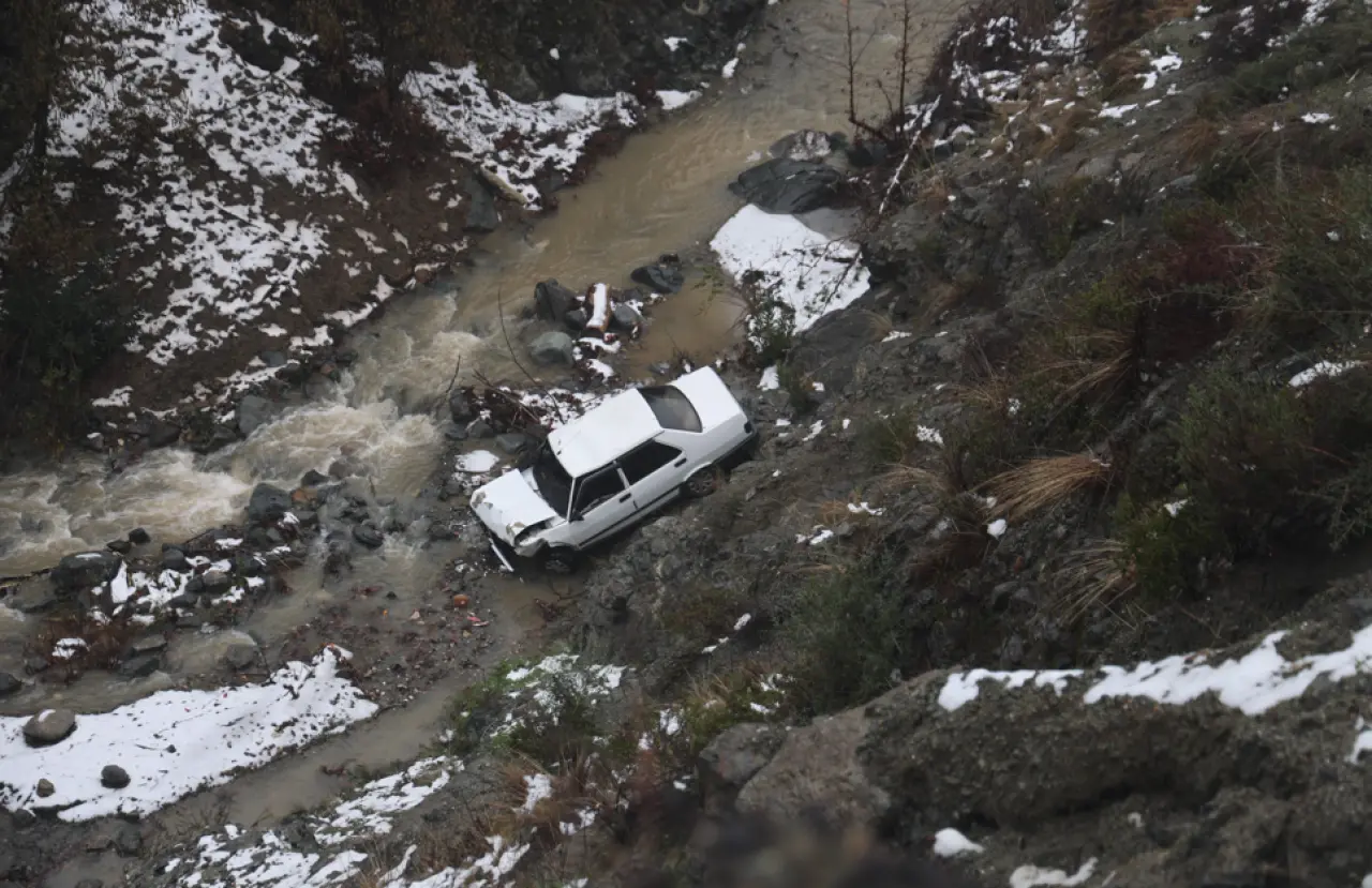 Hatay’da nefes kesen kaza! Otomobil uçurumdan dereye uçtu 3