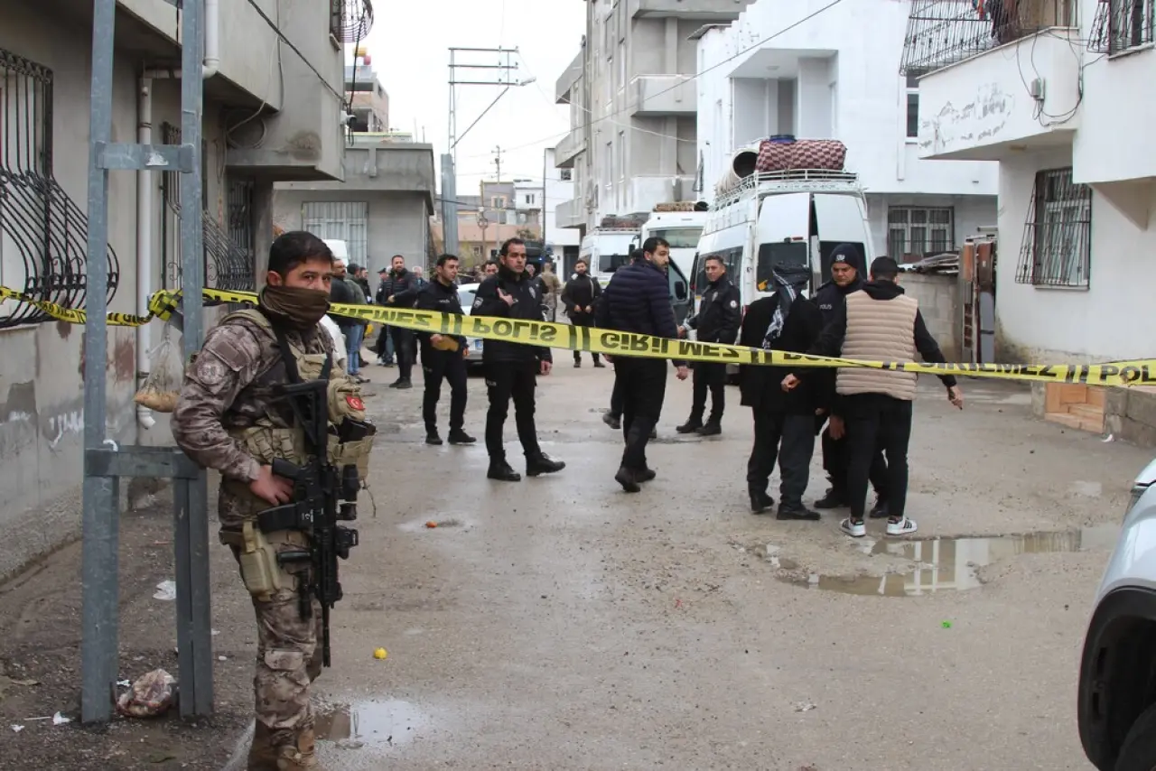 Adana’da sokakta dehşet! Taş, sopa ve kurşunlar havada uçuştu 1