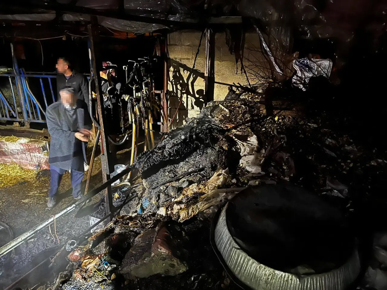 Gölhisar’da ahır alevlere teslim oldu! Maddi hasar büyük 1