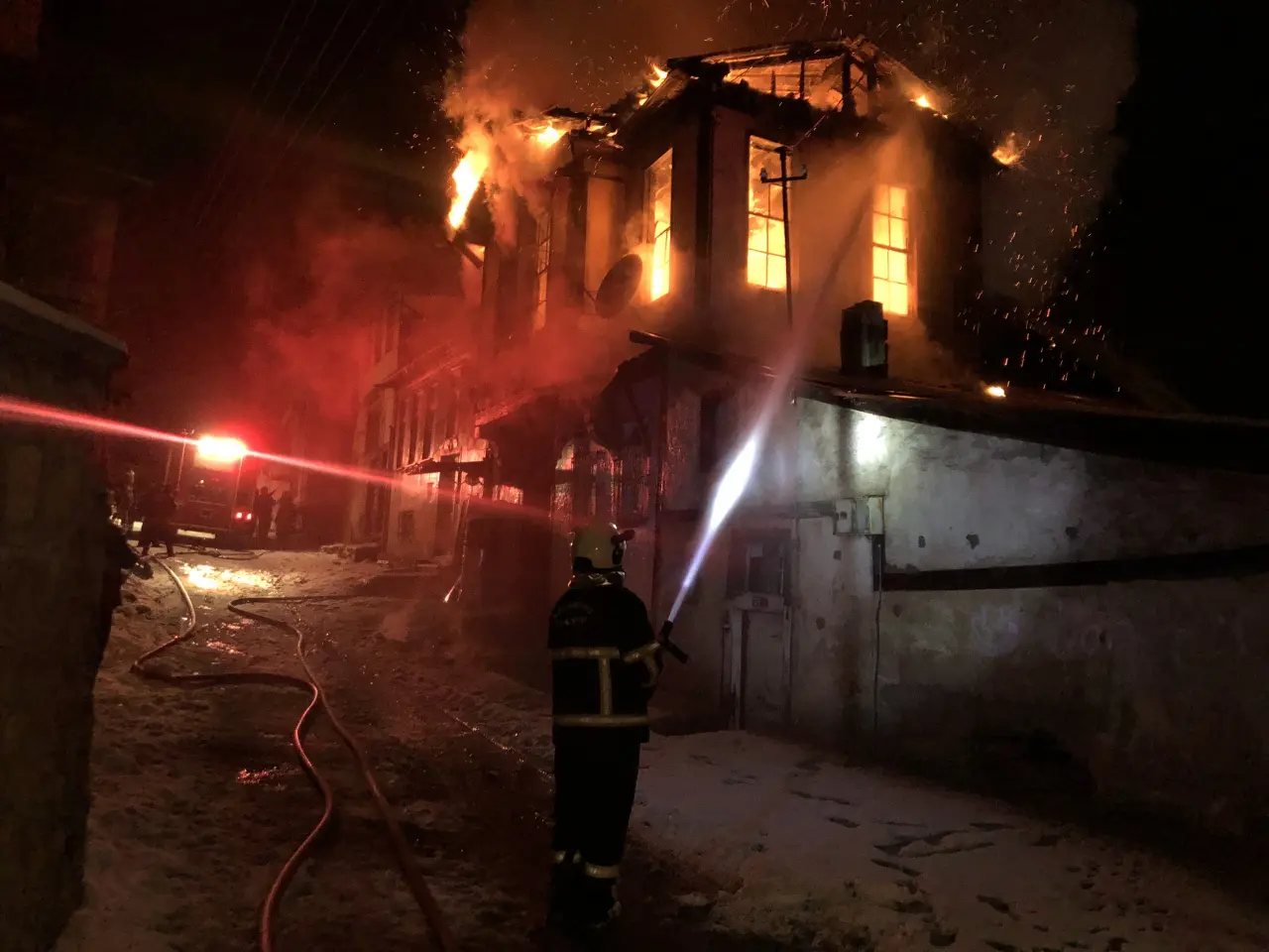 Kastamonu’da 3 katlı tarihi konak küle döndü! Çevre evler de zarar gördü 2