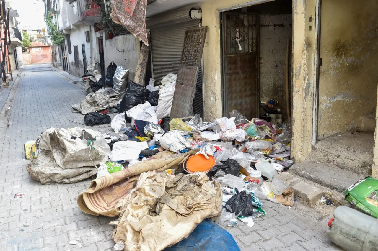 Adana'da kötü koku ihbarı sonrası şok manzara! Evden 1 kamyon çöp çıktı 2