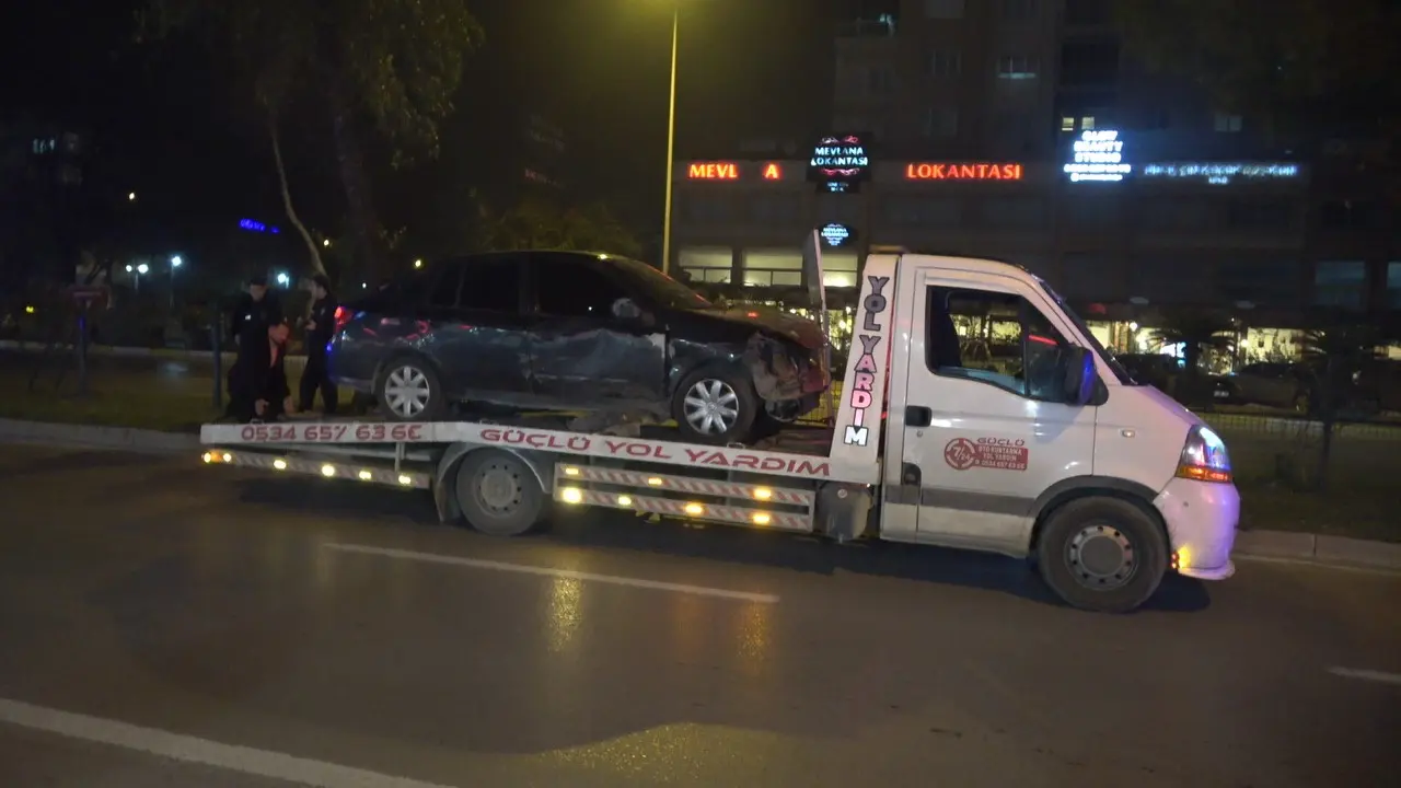 Antalya’da nefes kesen kovalamaca! Kaçan sürücü 4 araca çarpıp refüjde yakalandı 3