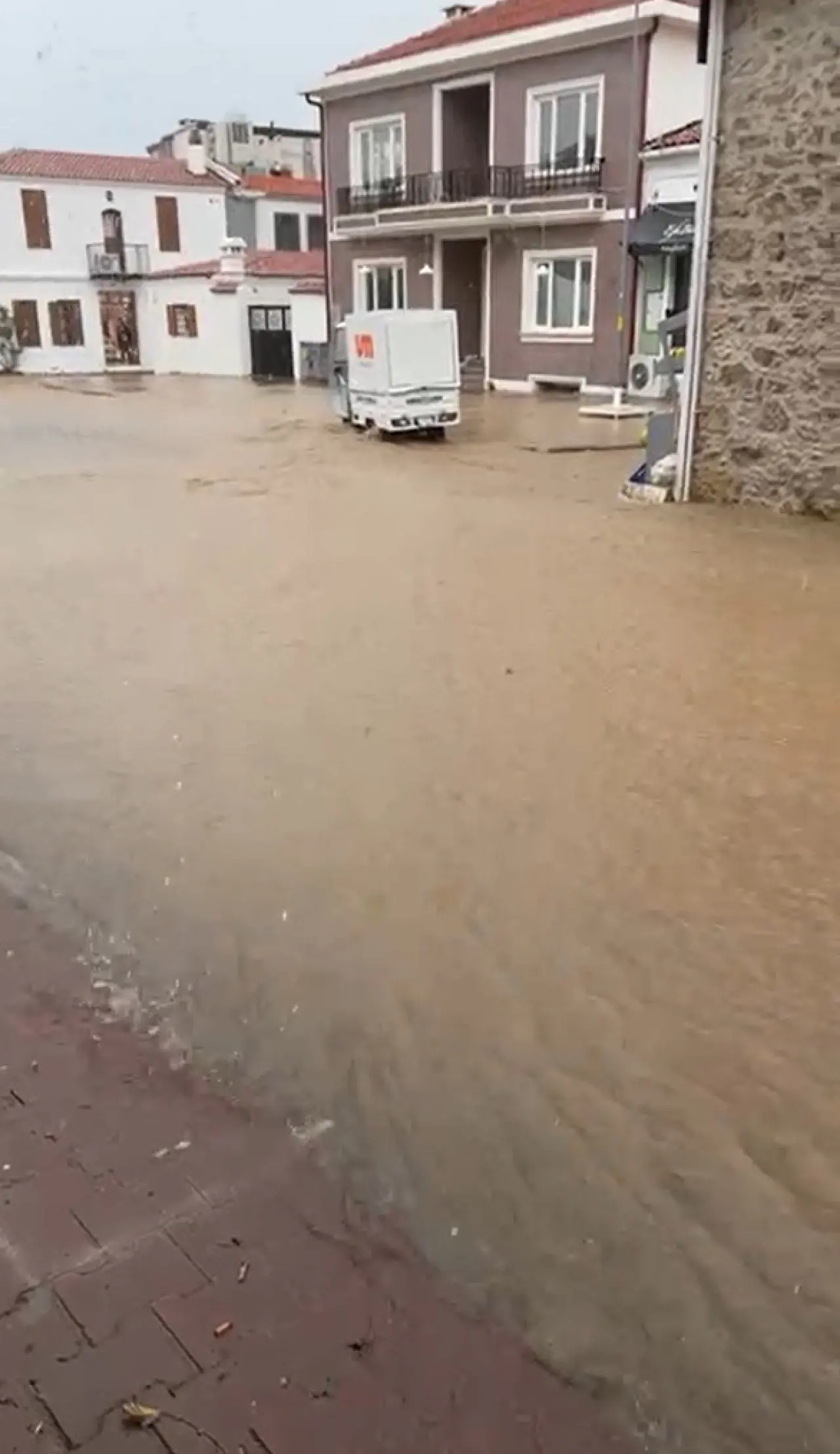 Bozcaada’da sağanak yağış felaketi! Sokaklar göle döndü, hayat durma noktasına geldi 1