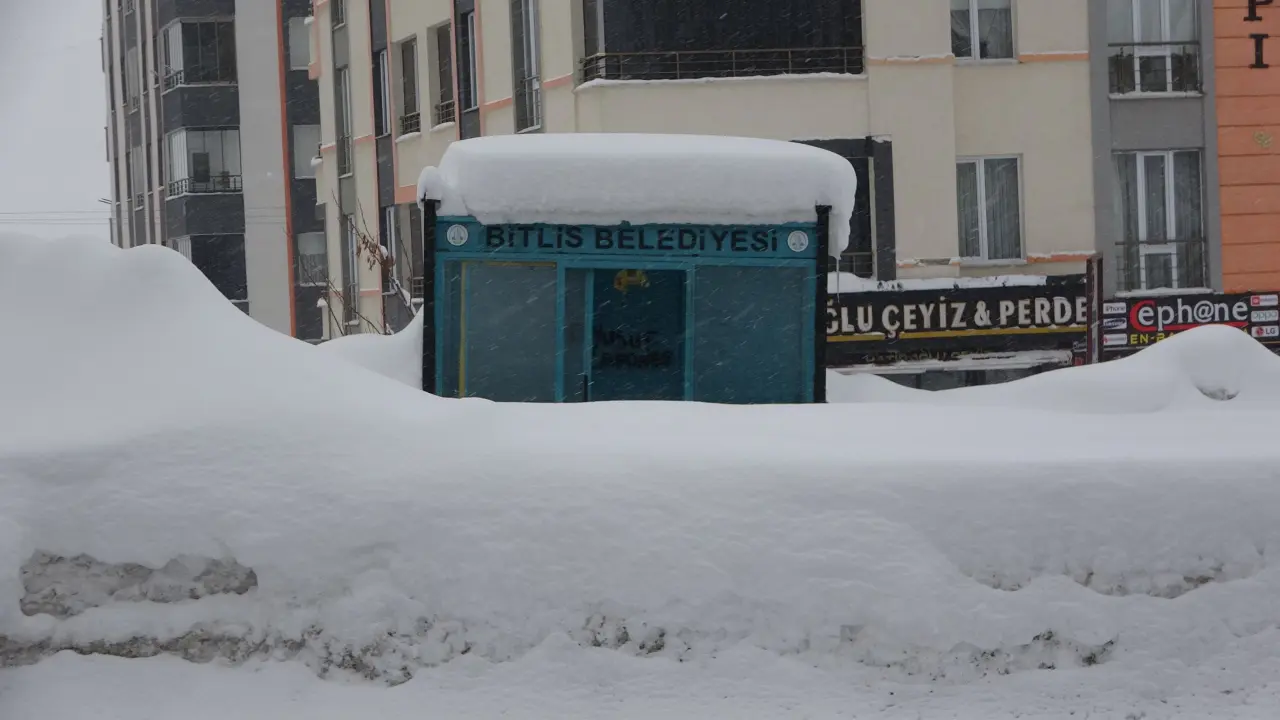 Kar Bitlis’i felç etti! 314 köy ulaşıma kapandı, evler kar altında kaldı 4