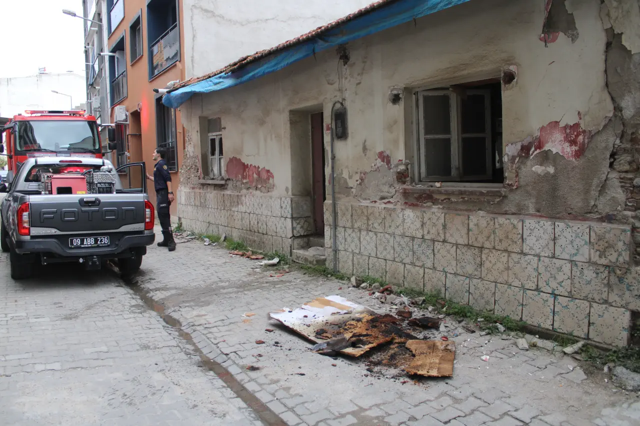 Aydın’da metruk binada yangın paniği! Tahtalar bir anda alev aldı 4