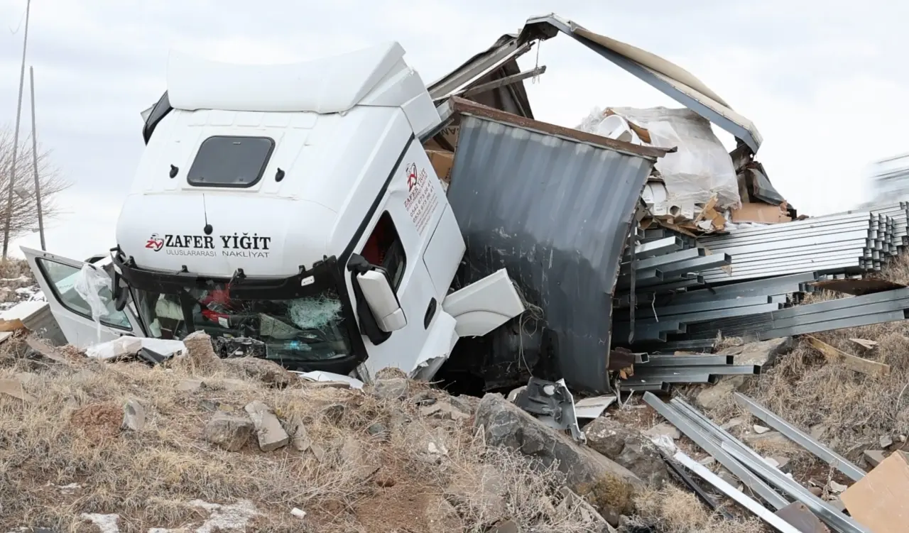 Aksaray’da demir yüklü tır şarampole uçtu! Sürücü ağır yaralı 2