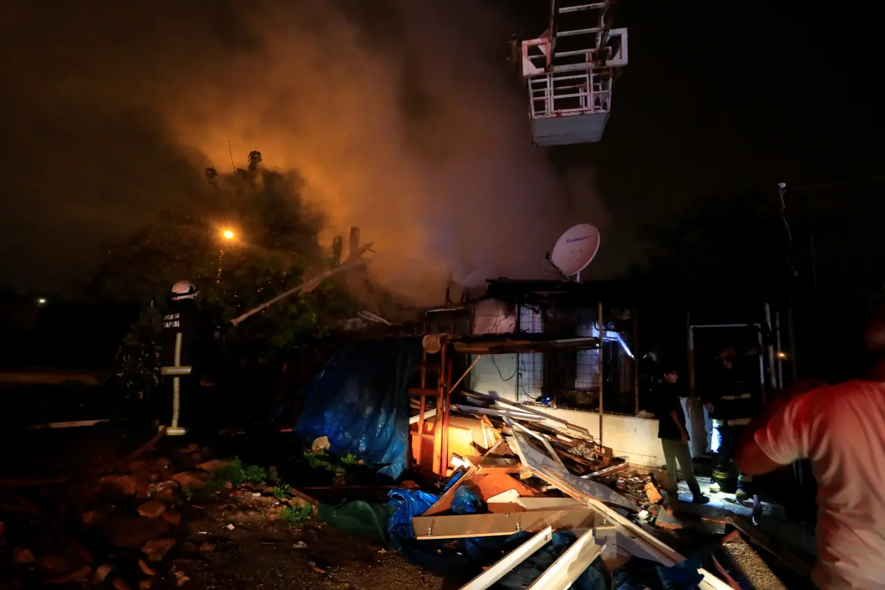 Antalya'da alevler her şeyi yuttu: Ev sahibi sinir krizi geçirdi! 6