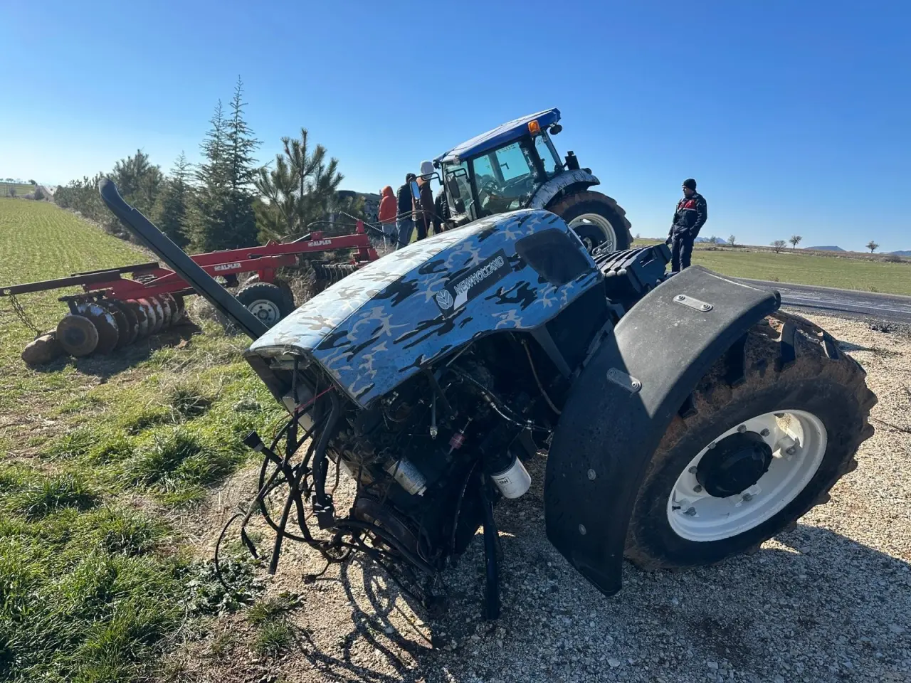 Kazayı görenler gözlerine inanamadı: Traktör resmen ikiye ayrıldı! 1