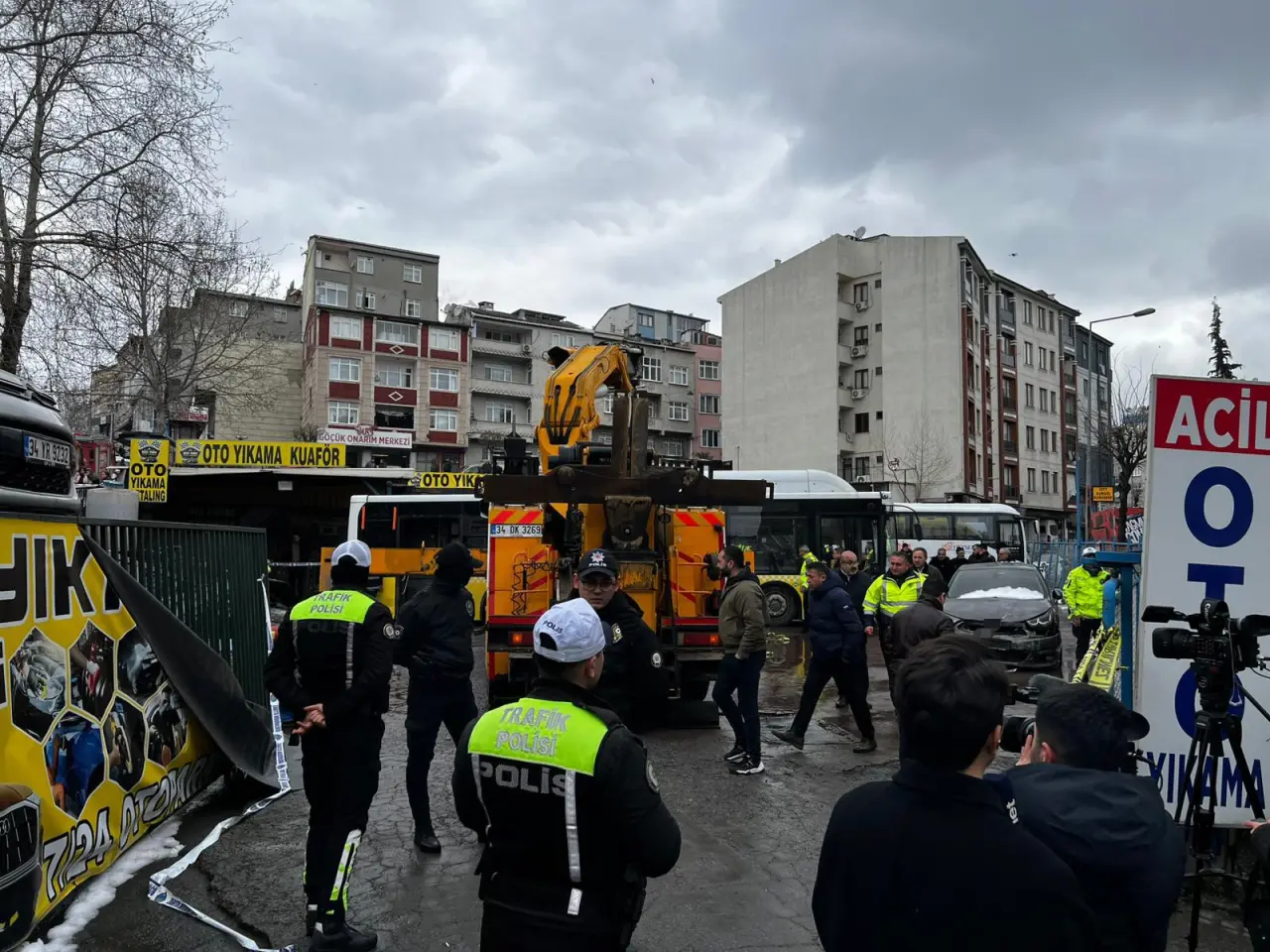 25 yolcuyla dehşet! Esenler'de İETT otobüsü otoparkı biçti 2