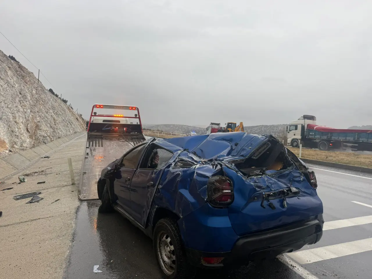 Kontrolden çıktı, metrelerce sürüklendi, hurdaya dönen araçtan yaralı olarak kurtuldu! 1