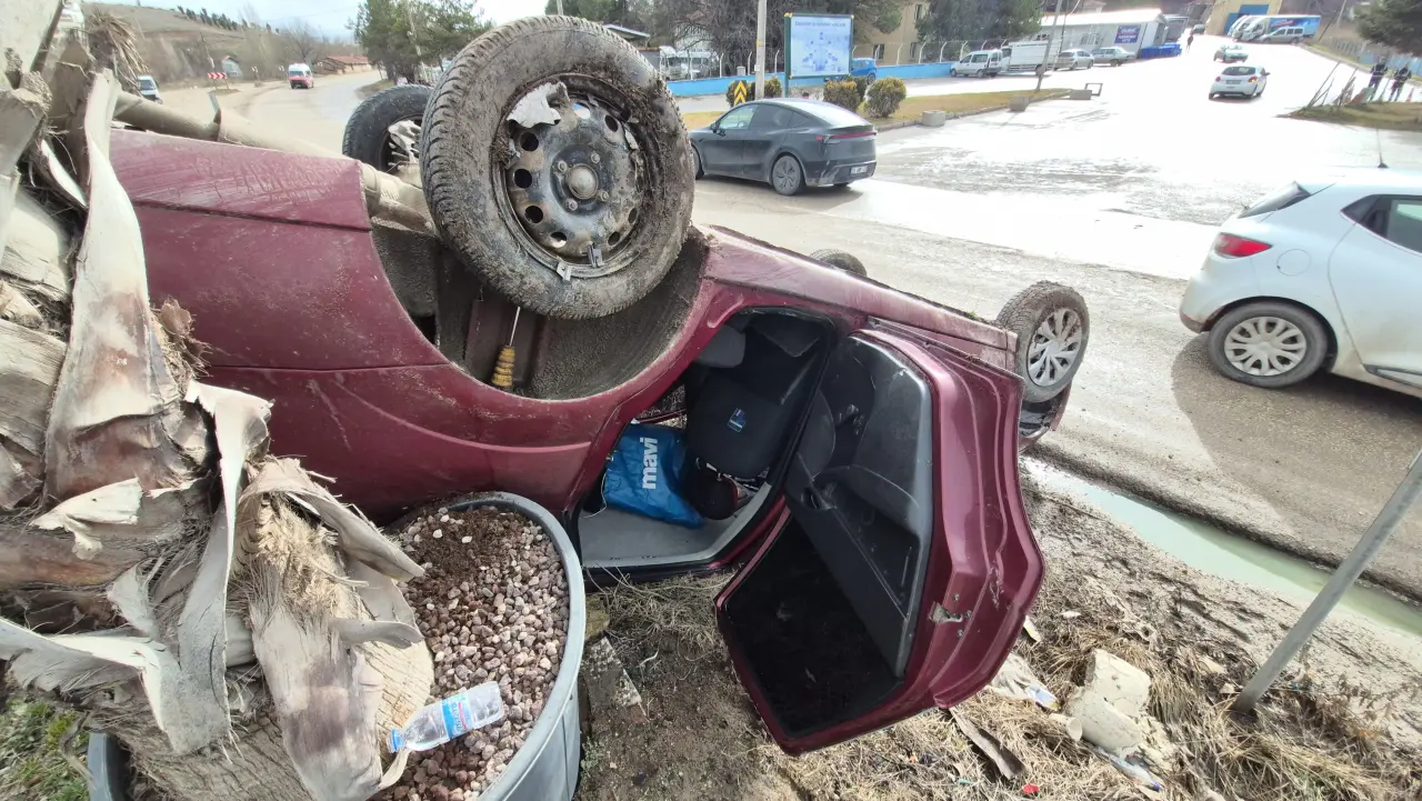 Virajda kontrolü kaybetti, araç takla attı! 1