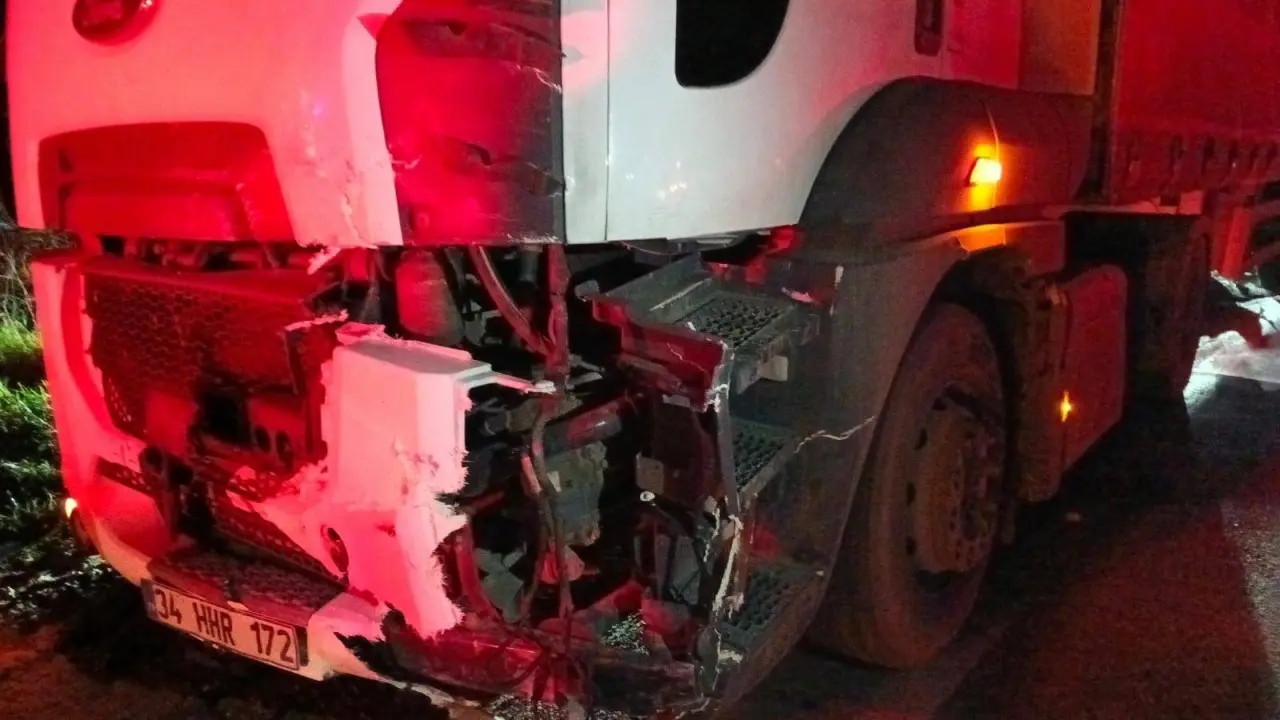 Osmaneli yolunda facianın eşiğinden dönüldü! Otomobil tırlara daldı: 2 yaralı 2