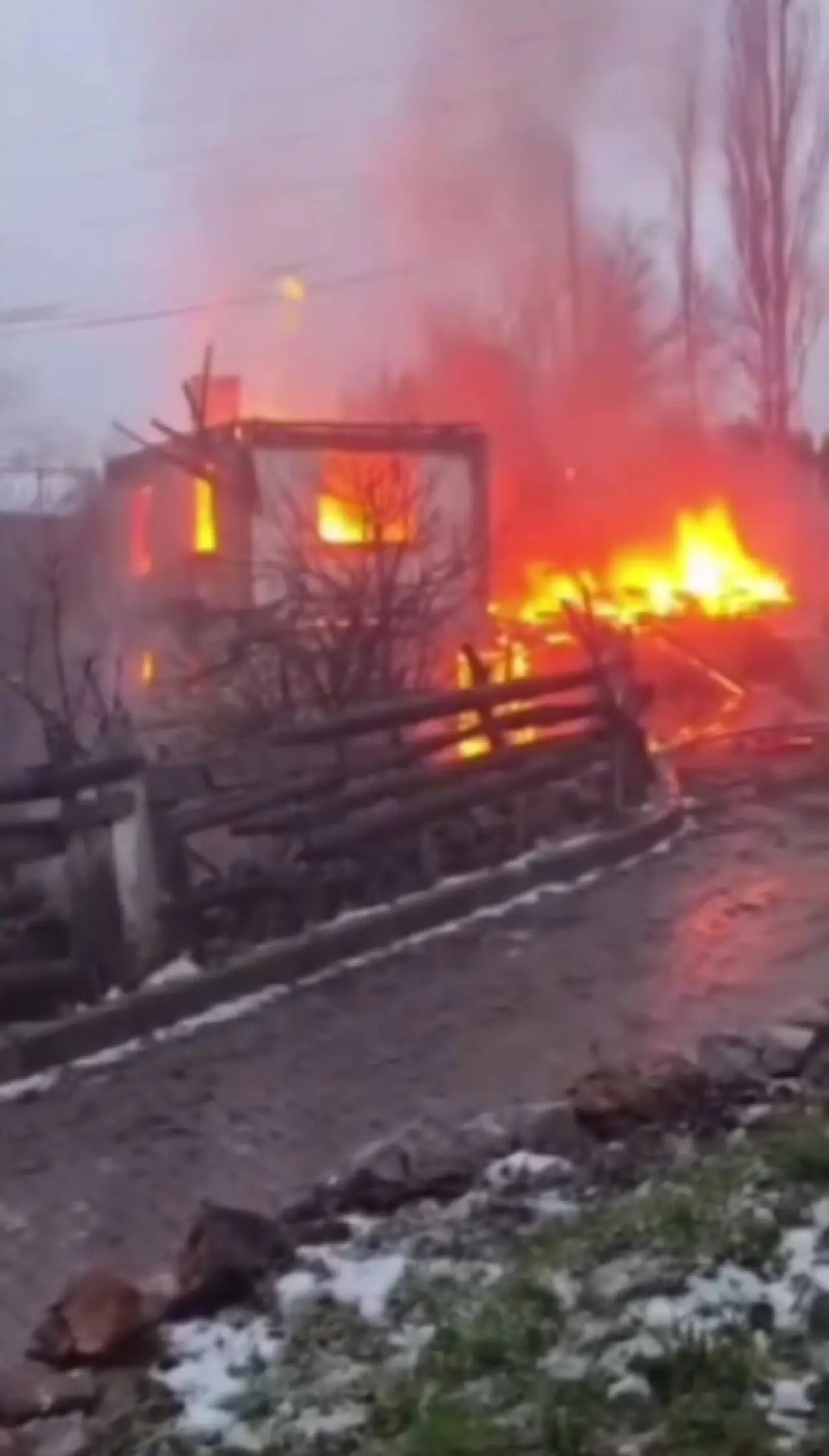 Sinop’ta korku dolu anlar! Ahşap ev çıkan yangında küle döndü 2