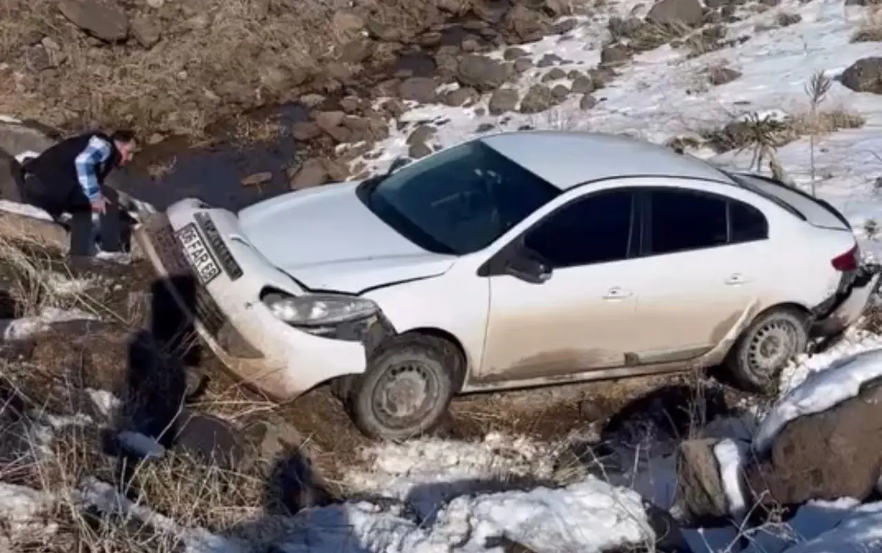 Buzlanan yolda dehşet! Otomobil köprüden dereye uçtu 2