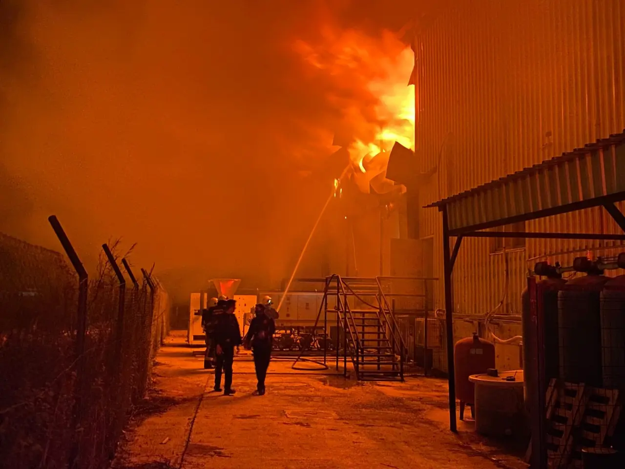 Antalya’da gece yarısı korku! Dev market deposu alevlere teslim 4