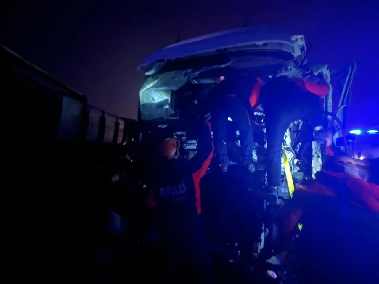 Sivas-Kayseri yolunda feci kaza! Kamyon devrildi, otobüs çarptı 8 kişi yaralandı 3