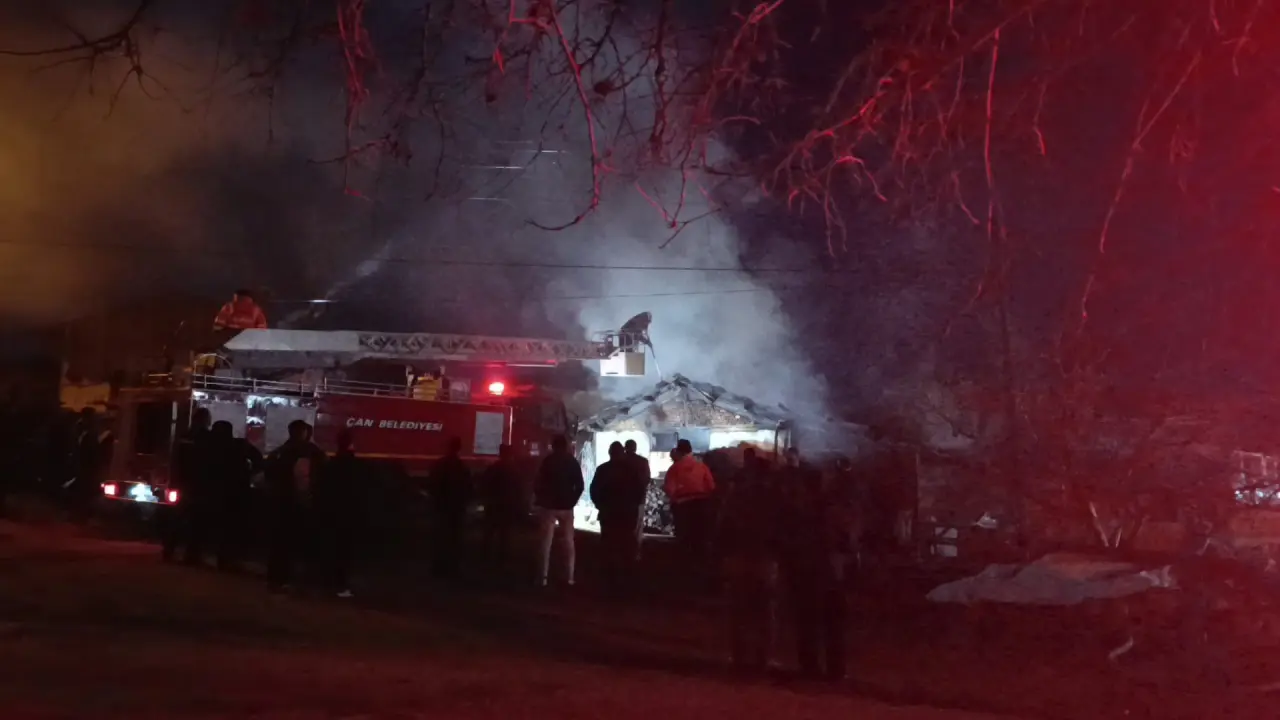 Çanakkale'de samanlık alev aldı, otomobil ve motosiklet küle döndü! 4