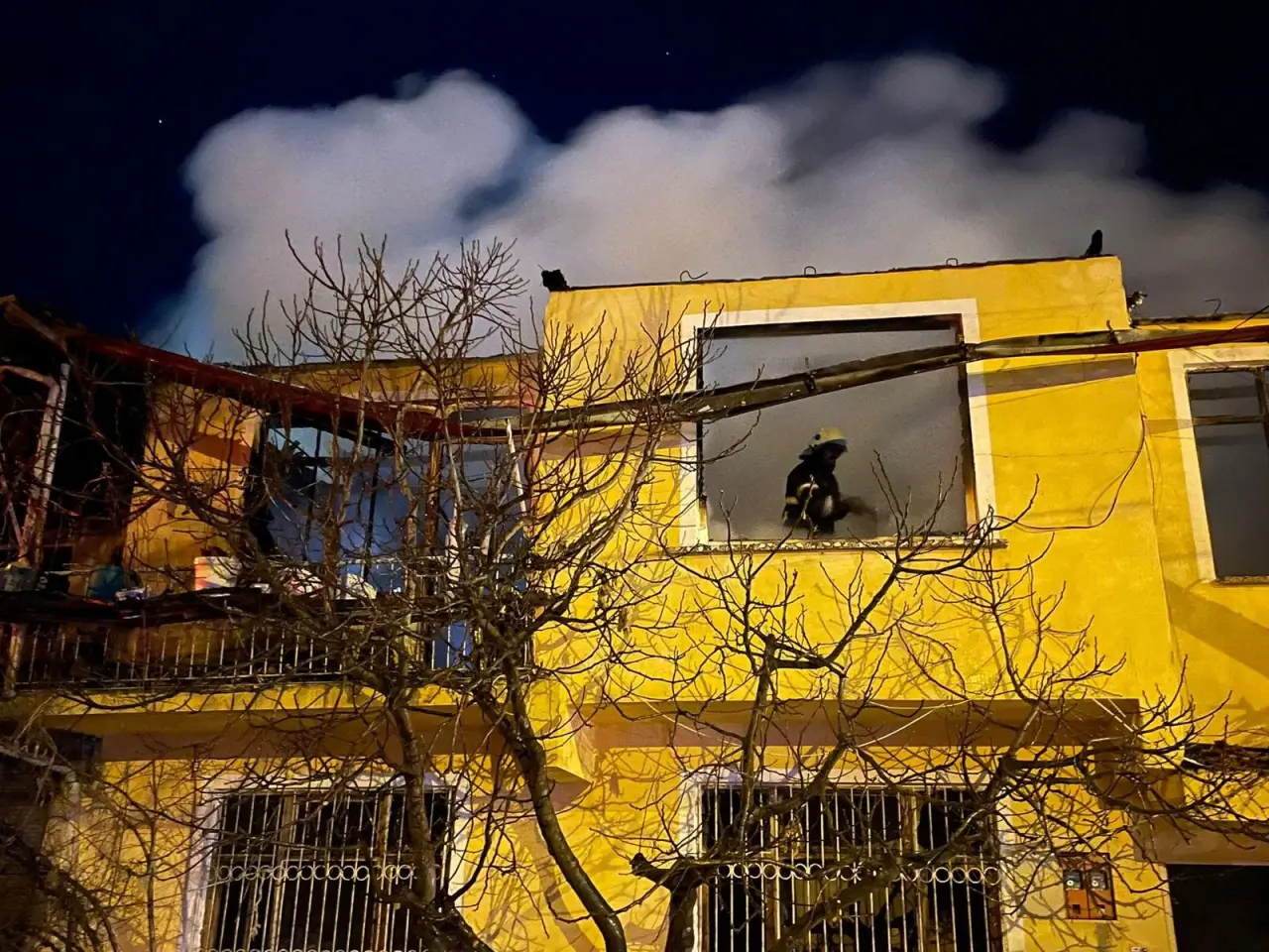 Burdur'da gece saatlerinde yangın felaketi! 2 ev ve ahır kül oldu 6