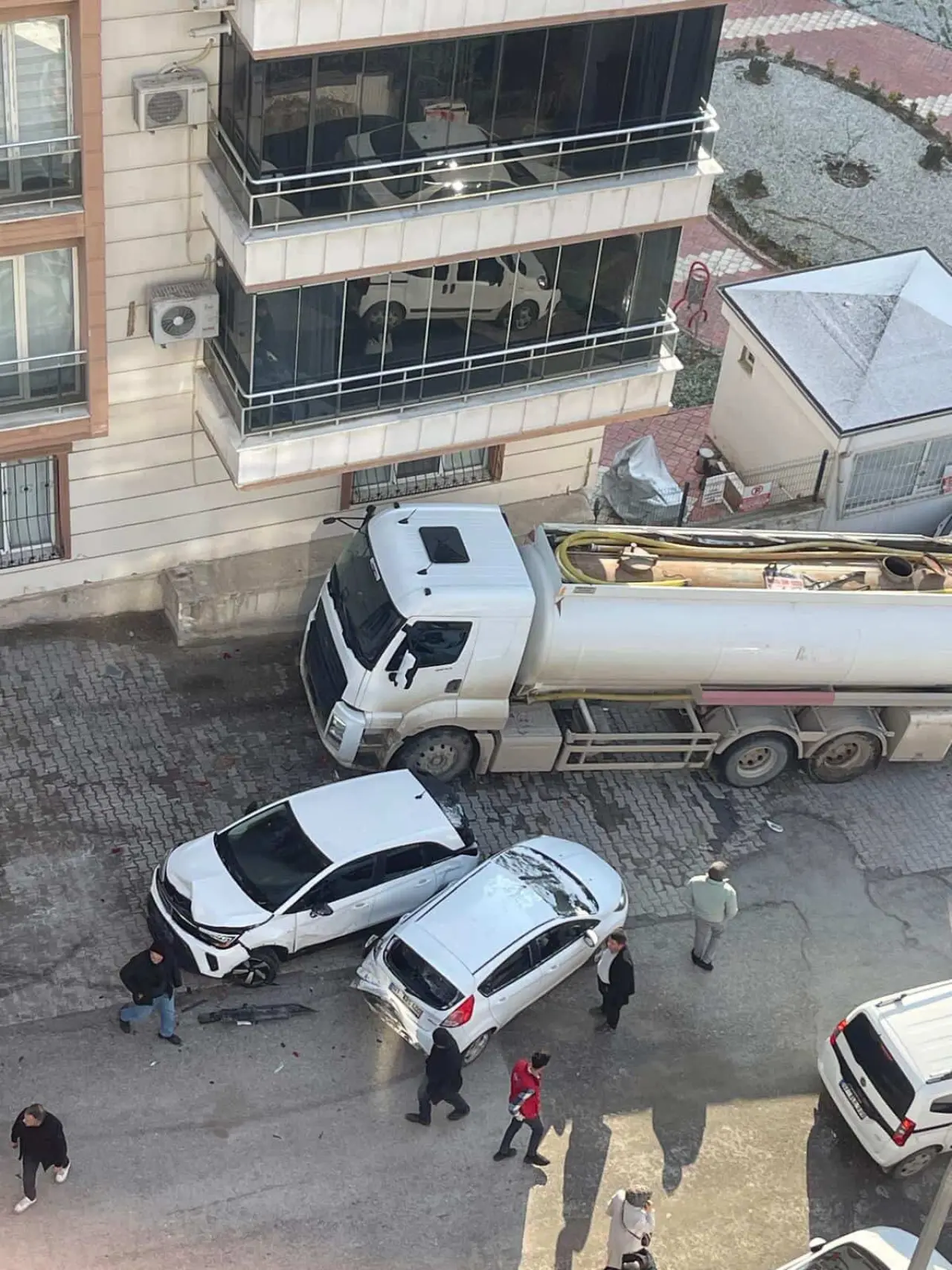 Batman’da freni boşalan tanker dehşet saçtı! 8 araç hurda oldu 1