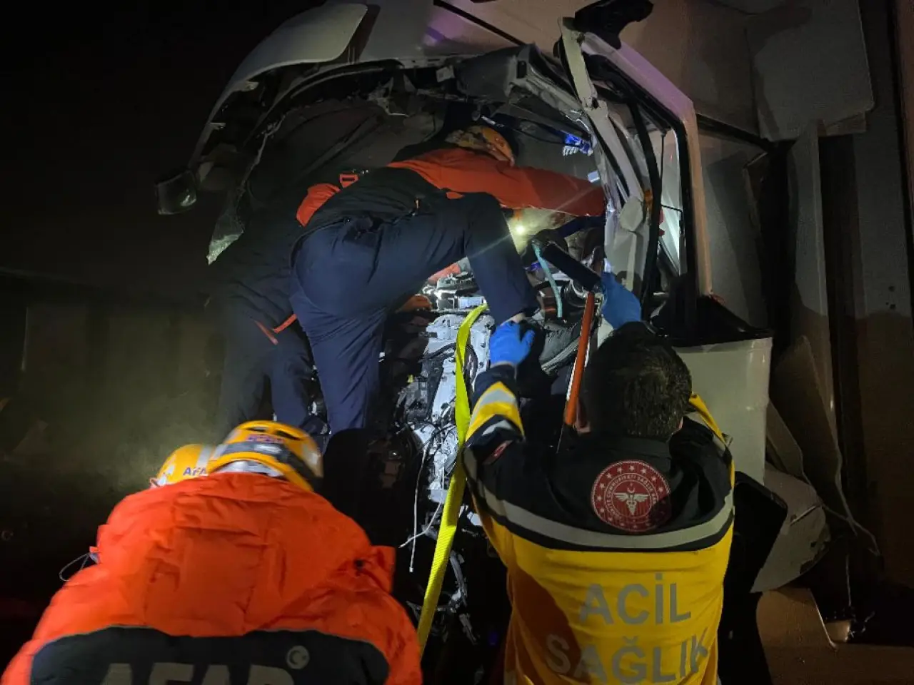 Sivas-Kayseri yolunda feci kaza! Kamyon devrildi, otobüs çarptı 8 kişi yaralandı 1