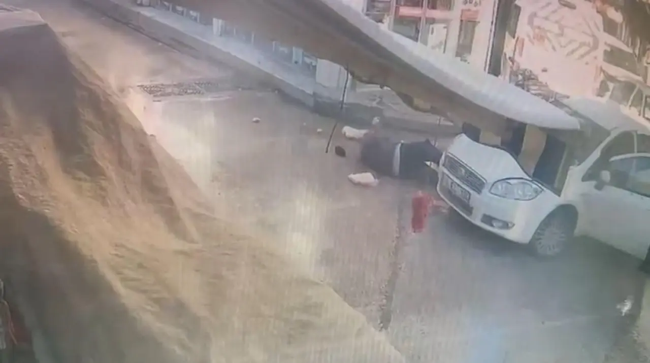 Alışveriş yaptı, karşıya geçerken otomobilin altında kaldı! 2