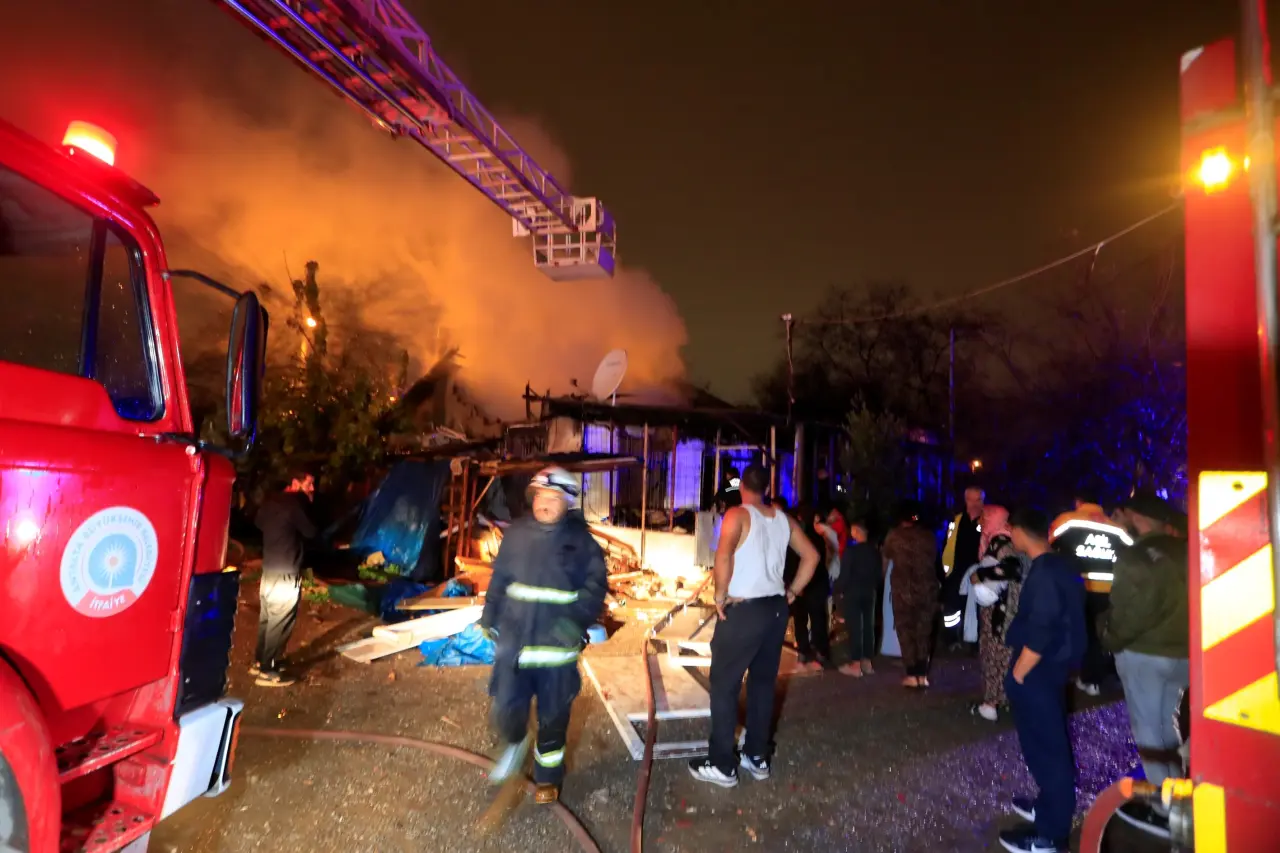 Antalya'da alevler her şeyi yuttu: Ev sahibi sinir krizi geçirdi! 3