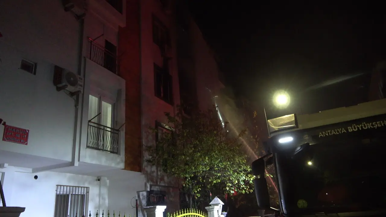 Antalya’da korku dolu anlar! 5 katlı apartmanda alevler yükseldi 4