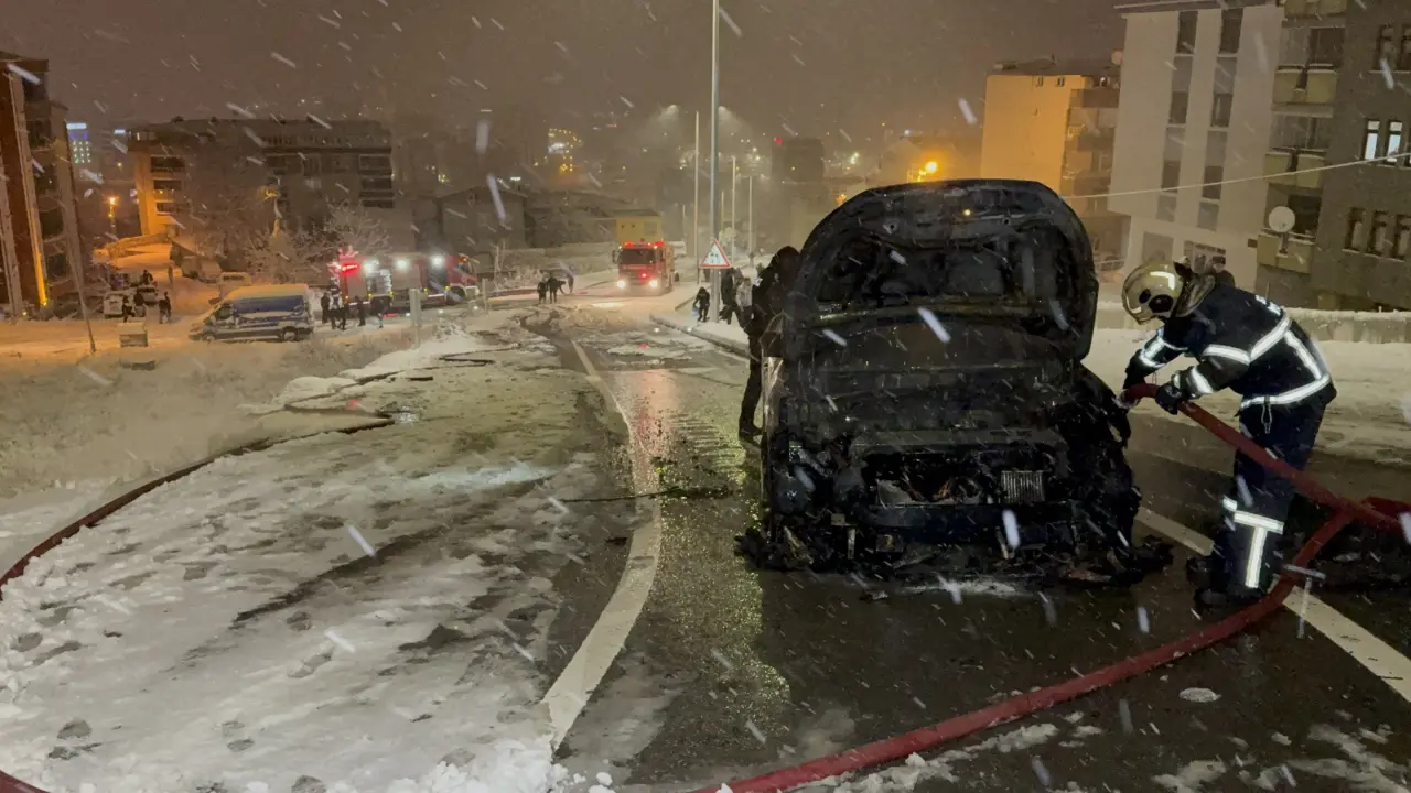 Karlı rampada kabus gibi anlar, otomobil küle döndü! Sürücü yığınların arasında altınlarını aradı 5