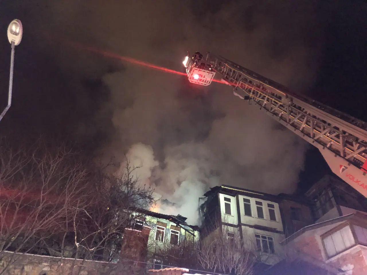 Kastamonu’da 3 katlı tarihi konak küle döndü! Çevre evler de zarar gördü 6