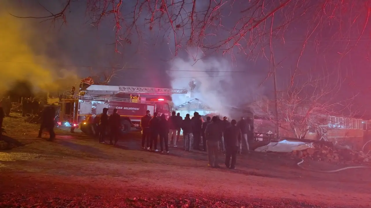 Çanakkale'de samanlık alev aldı, otomobil ve motosiklet küle döndü! 6