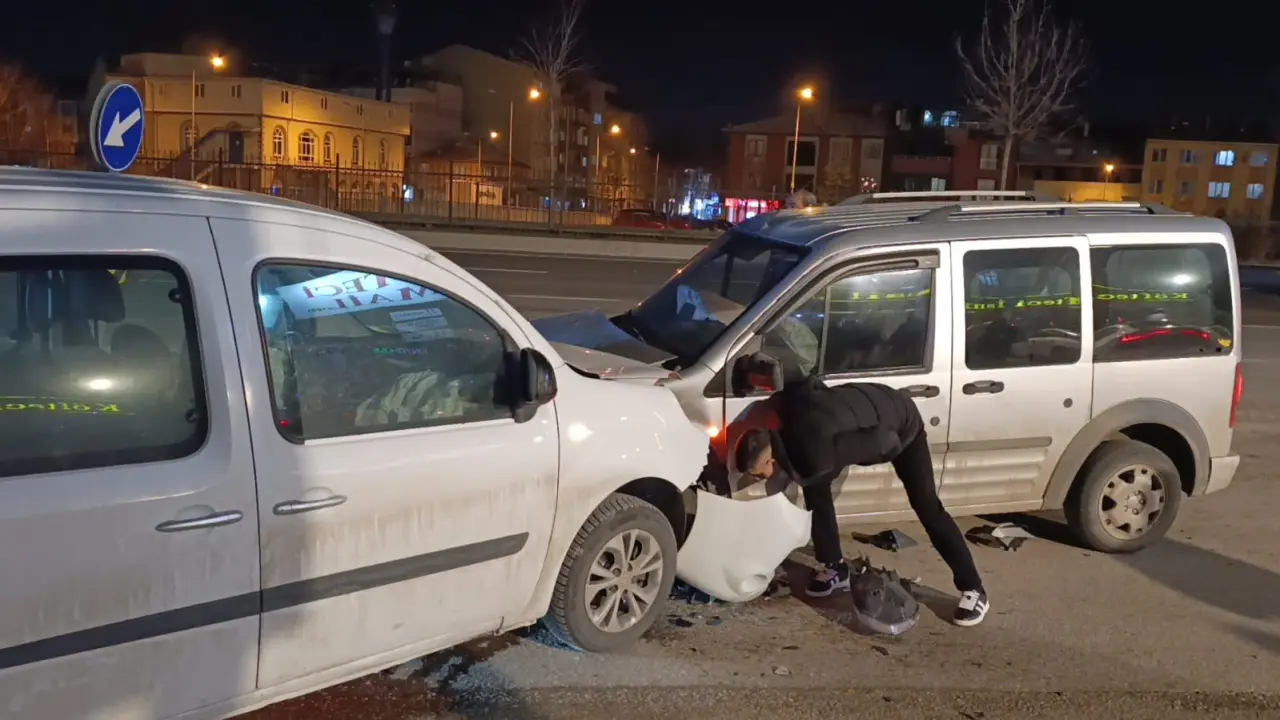 İnegöl’de gece saatlerinde feci çarpışma! 3 kişi yaralandı 2
