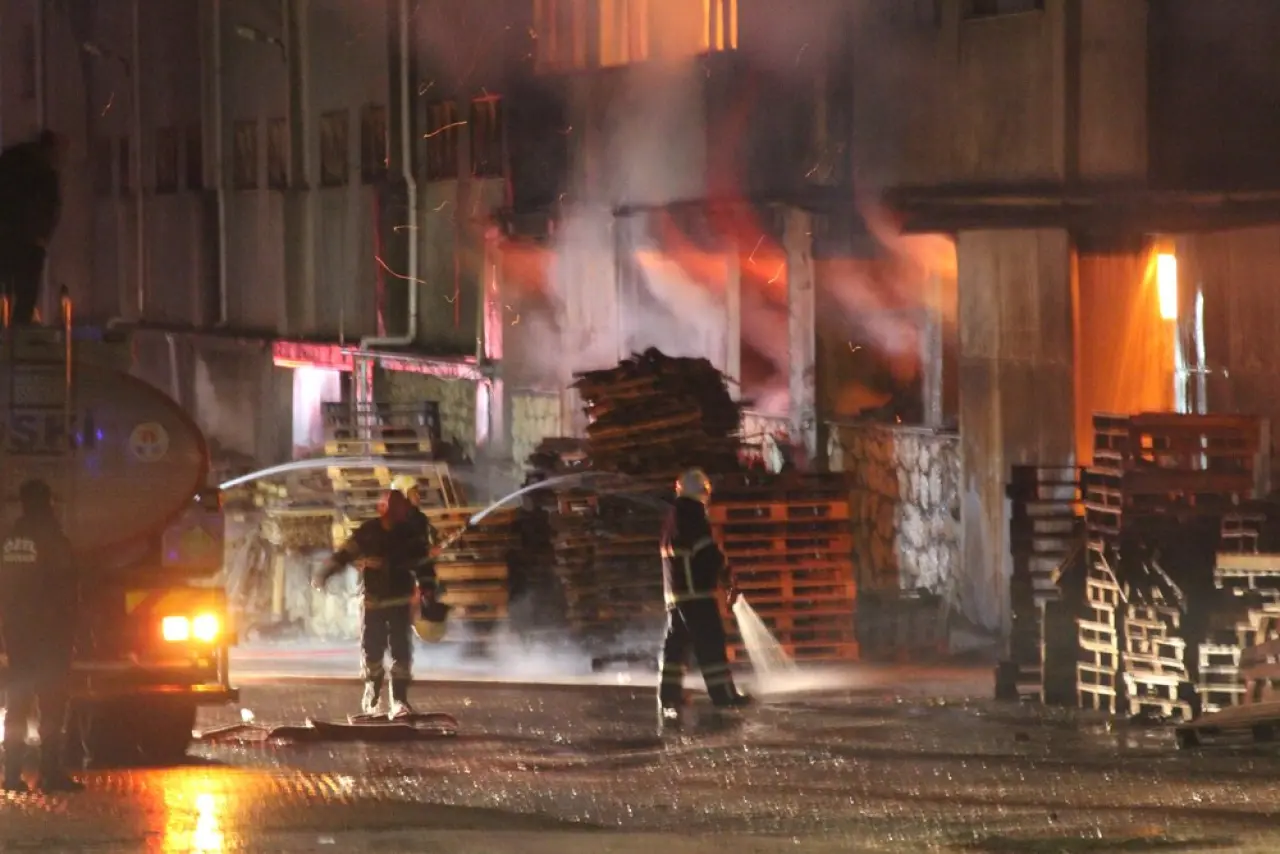 Adana’da korkutan yangın! Fabrikadan alevler yükseldi 2