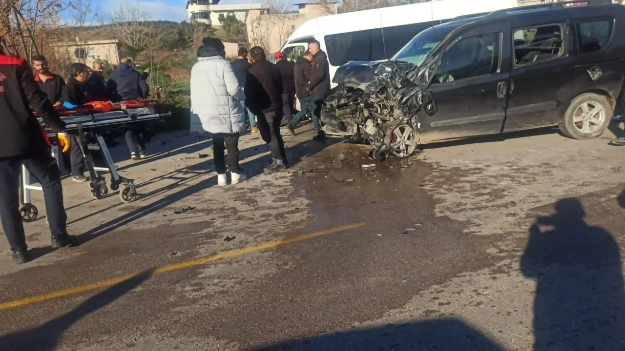 İşçi servisiyle ticari araç kafa kafaya çarpıştı! 7 yaralı 1