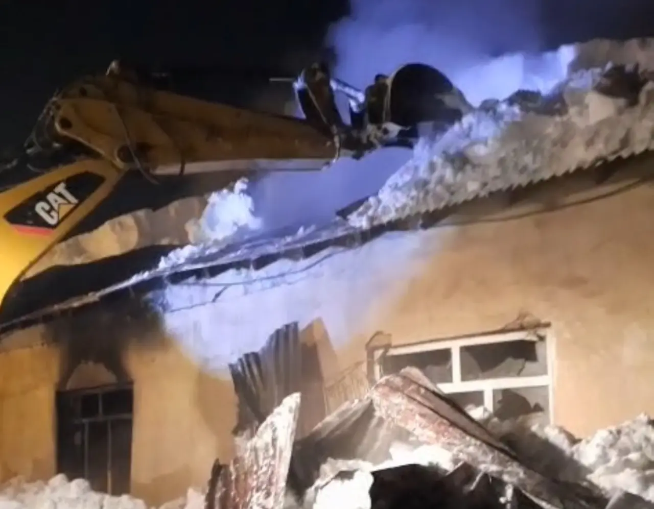 Hakkari'de bacadan çıkan yangın felakete dönüştü! Alevler evi küle çevirdi 4