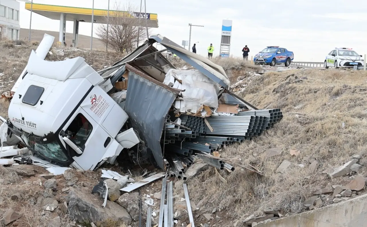 Aksaray’da demir yüklü tır şarampole uçtu! Sürücü ağır yaralı 3