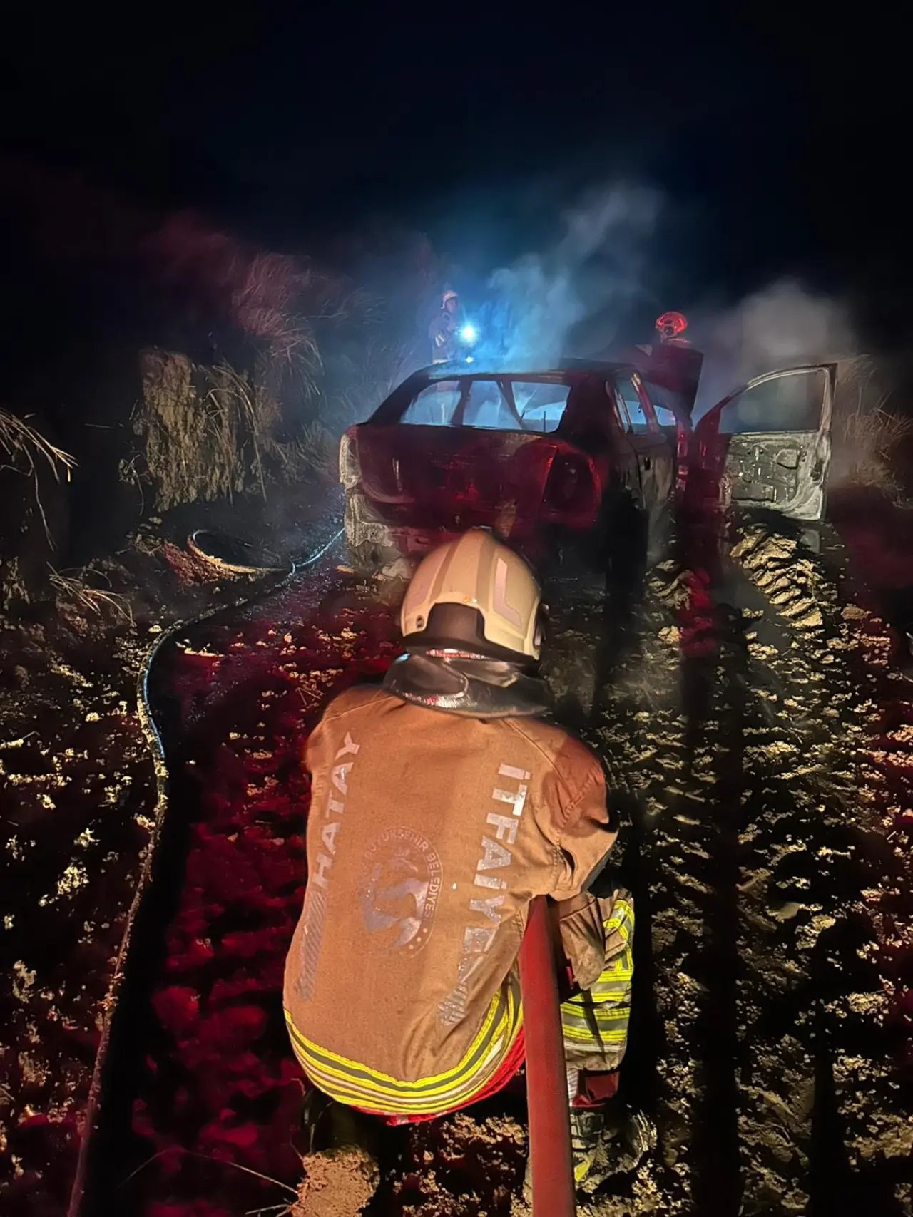 Hatay’da seyir halindeki otomobil alev aldı! İtfaiye harekete geçti 3